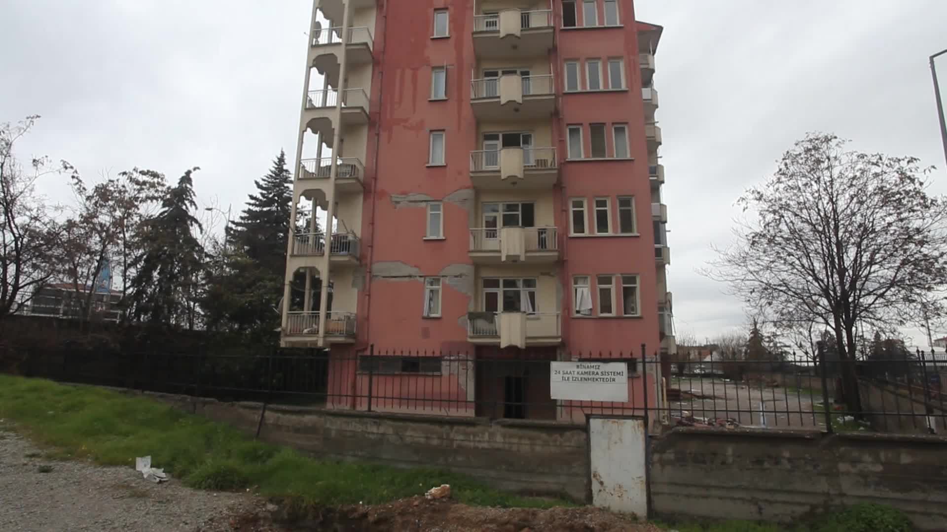 MALATYA'DA EVİNE HIRSIZ GİREN DEPREMZEDE: "SADECE EŞYALARIMIZ DEĞİL, ANILARIMIZ DA GİTMİŞ"
