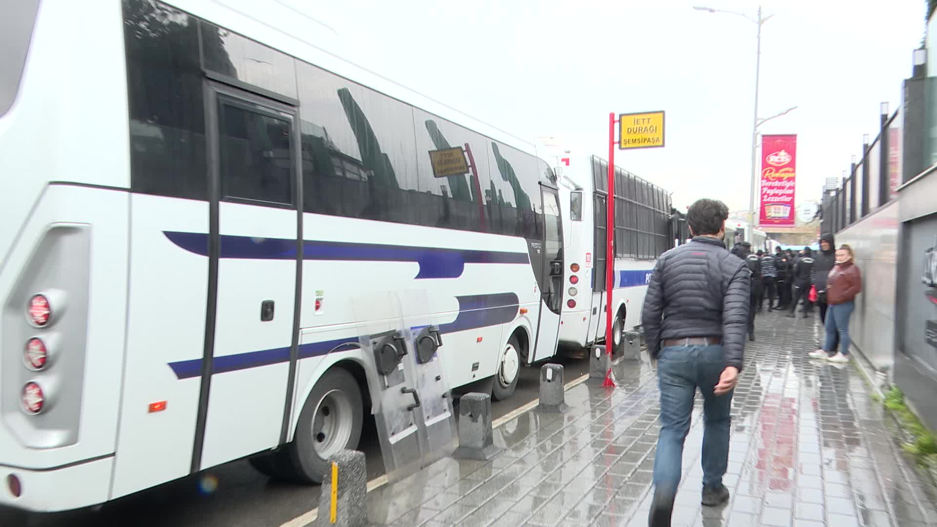 ÜSKÜDAR SAHİLİ'NDEKİ KAÇAK YAPILARIN YIKIMI, MAHKEME KARARINA RAĞMEN ENGELLENİYOR