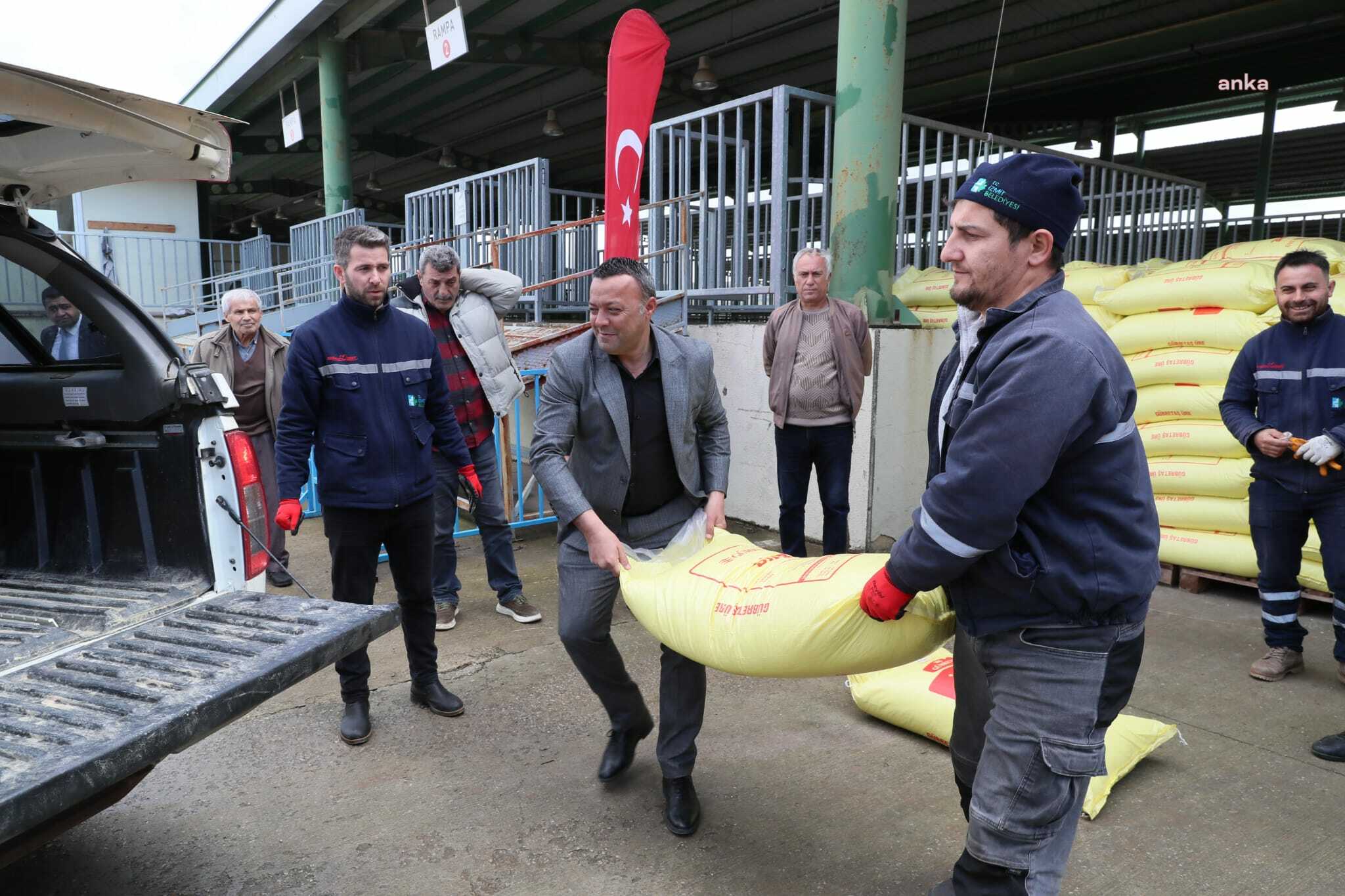 İZMİT BELEDİYESİ'NDEN 840 ÇİFTÇİYE GÜBRE DESTEĞİ