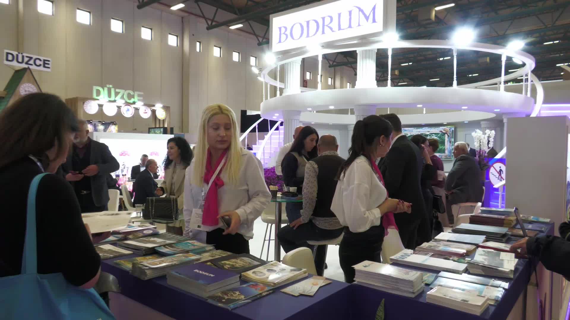 BODRUM BELEDİYESİ 26. EMITT FUARI'NDA. BAŞKAN ARAS: “TURİZM PROFESYONELLERİNİN BİR AN ÖNCE UYGUN BARINABİLECEKLERİ LOJMANLARA KAVUŞTURULMASI GEREKİYOR”