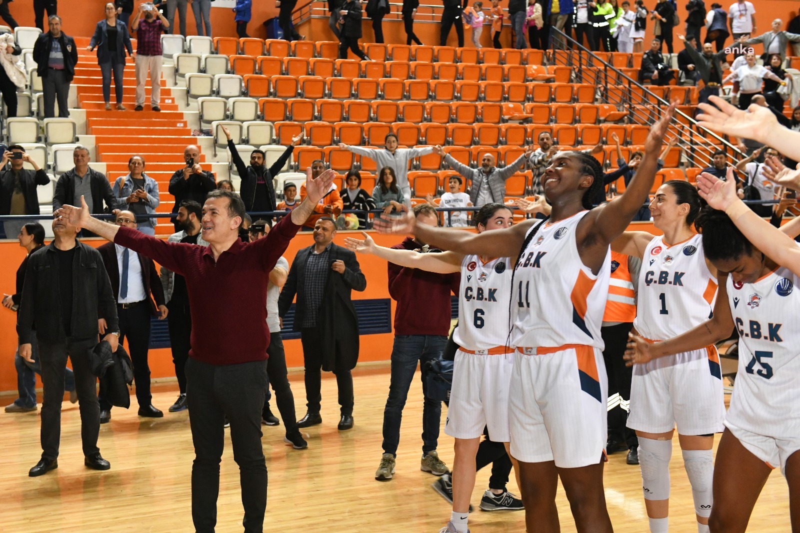 YENİŞEHİR BELEDİYESİ FİNAL-FOUR İÇİN DEV EKRAN KURUYOR