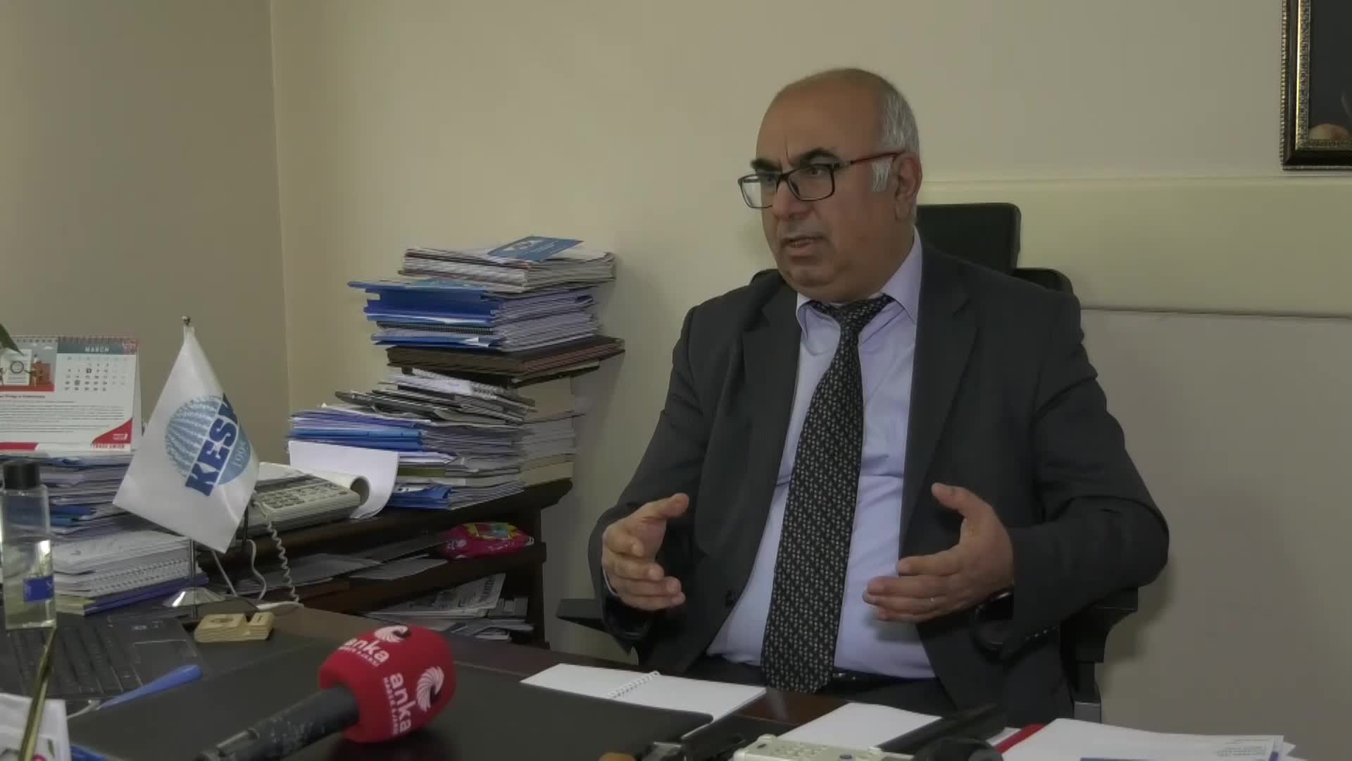 KESK'TEN AKP'YE 'MÜLAKAT' TEPKİSİ...GENEL SEKRETER ŞENOL KÖKSAL: “KAMUYU YOL GEÇEN HANINA ÇEVİRİP ‘ARTIK MÜLAKATI KALDIRACAĞIZ’I SAMİMİ BULMUYORUZ. KAMU EMEKÇİSİ AKP’YE ÖFKELİ. ARTIK BOHÇA YAMA TUTMUYOR”