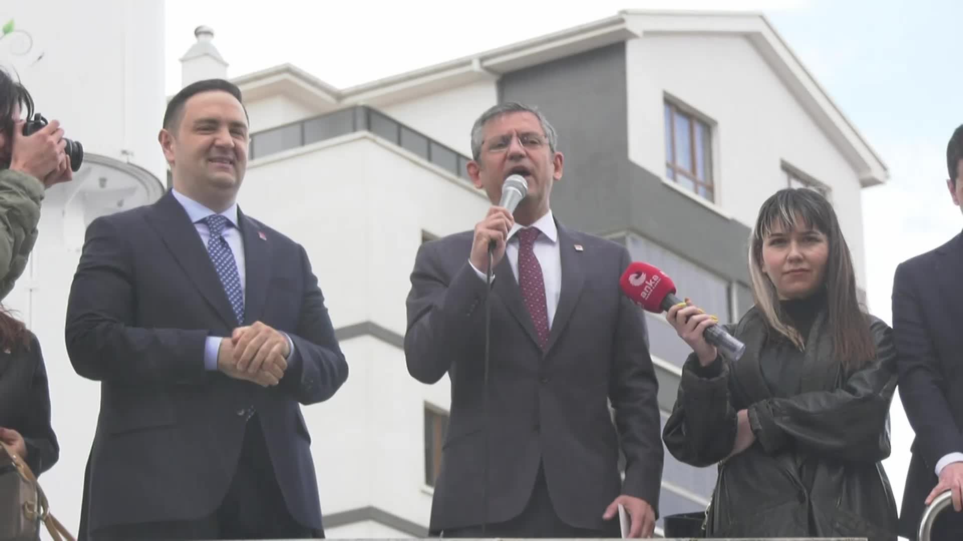ÖZGÜR ÖZEL: “BENİM LİSTEMDE, BU NİYE VAR?’ BU CANAVAR, ARTIK OYLARI YUTUP DA MECLİS’TE ÇOĞUNLUĞU ELDE ETMESİN DİYE… BU SARAYA KARŞI DEMOKRASİ BİRLİKTELİĞİDİR”
