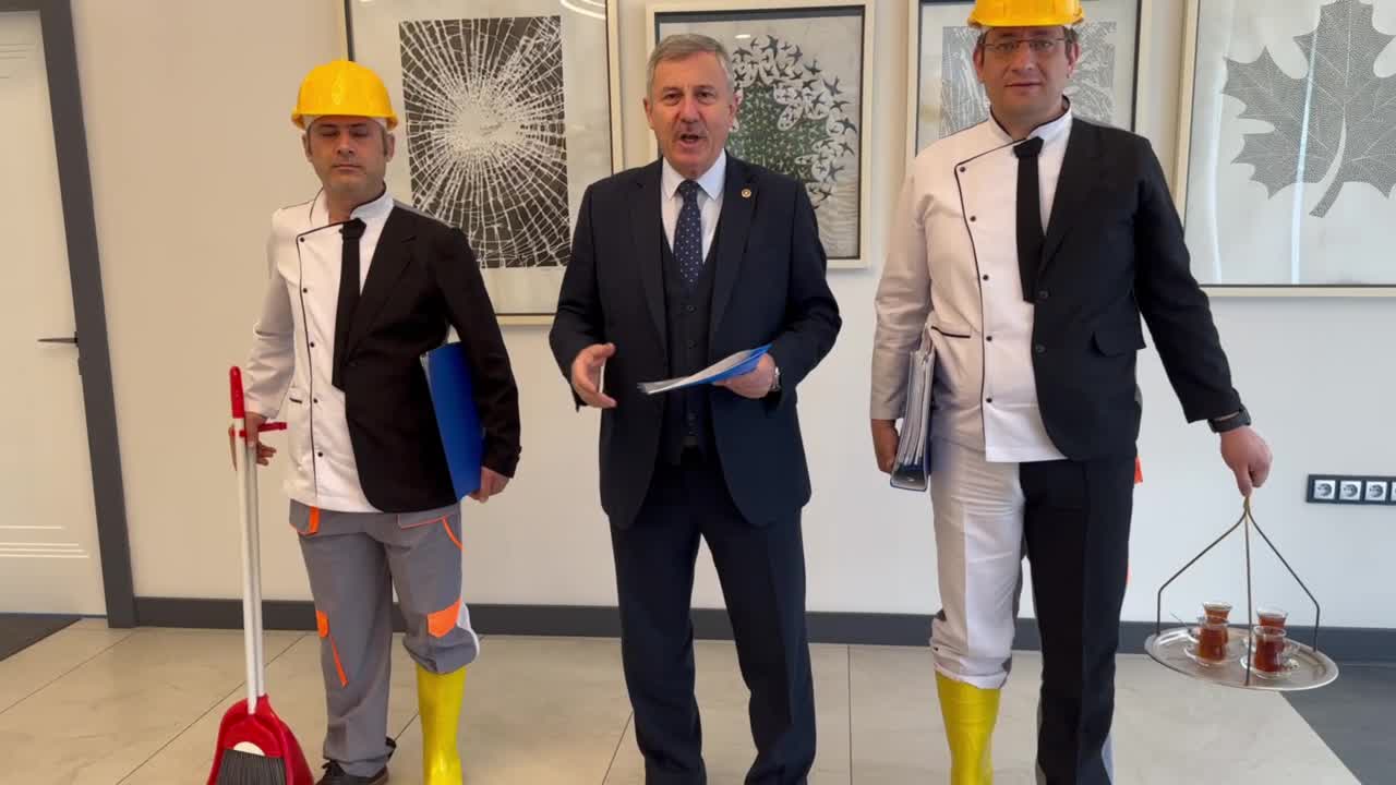 SELÇUK ÖZDAĞ, YARDIMCI HİZMETLER SINIFI PERSONELİNİN SORUNLARINI DİLE GETİRDİ: "GÖREV TANIMLAR YOK, AMİRİNİN TALİMATIYLA BİR ANDA ÇAYCILIK, BULAŞIKÇILIK YAPABİLİRLER. AMİRLERİNİN KEYFİNE KALMIŞ"