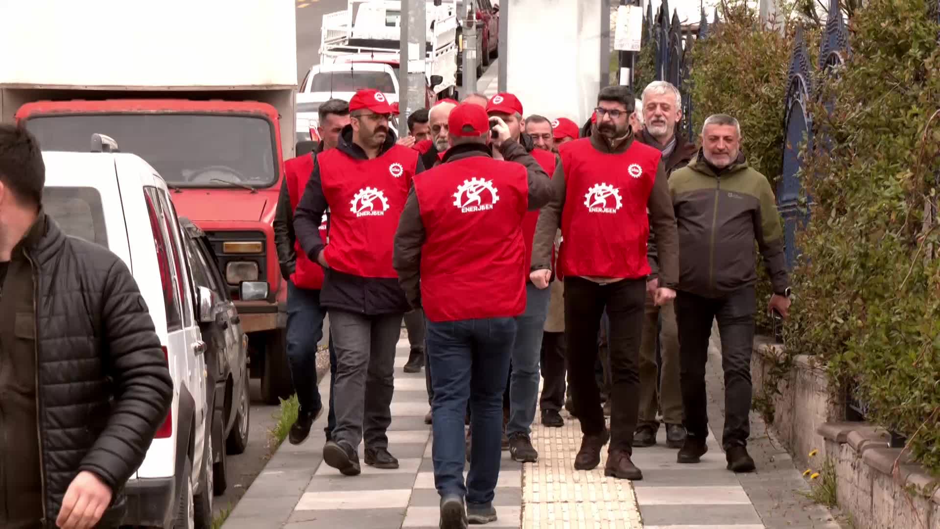 ULUĞ ENERJİ İŞÇİLERİ ÇALIŞMA VE SOSYAL GÜVENLİK BAKANLIĞI ÖNÜNDE: "YENİ EVLİ ARKADAŞIMIZ, DÜĞÜN BORÇLARINI ÖDEYEMEDİĞİ İÇİN İNTİHAR ETTİ"