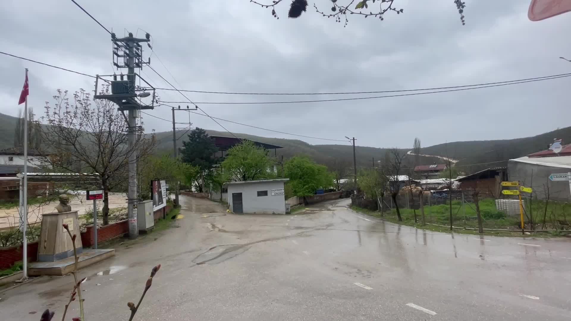 İNEGAZİLİ VATANDAŞLAR KÖYLERİNE YAPILMAK İSTENEN TAŞ OCAĞINA TEPKİLİ: "BURADA DOĞDUK, BU YAŞTAN SONRA NEREYE GİDECEĞİZ"