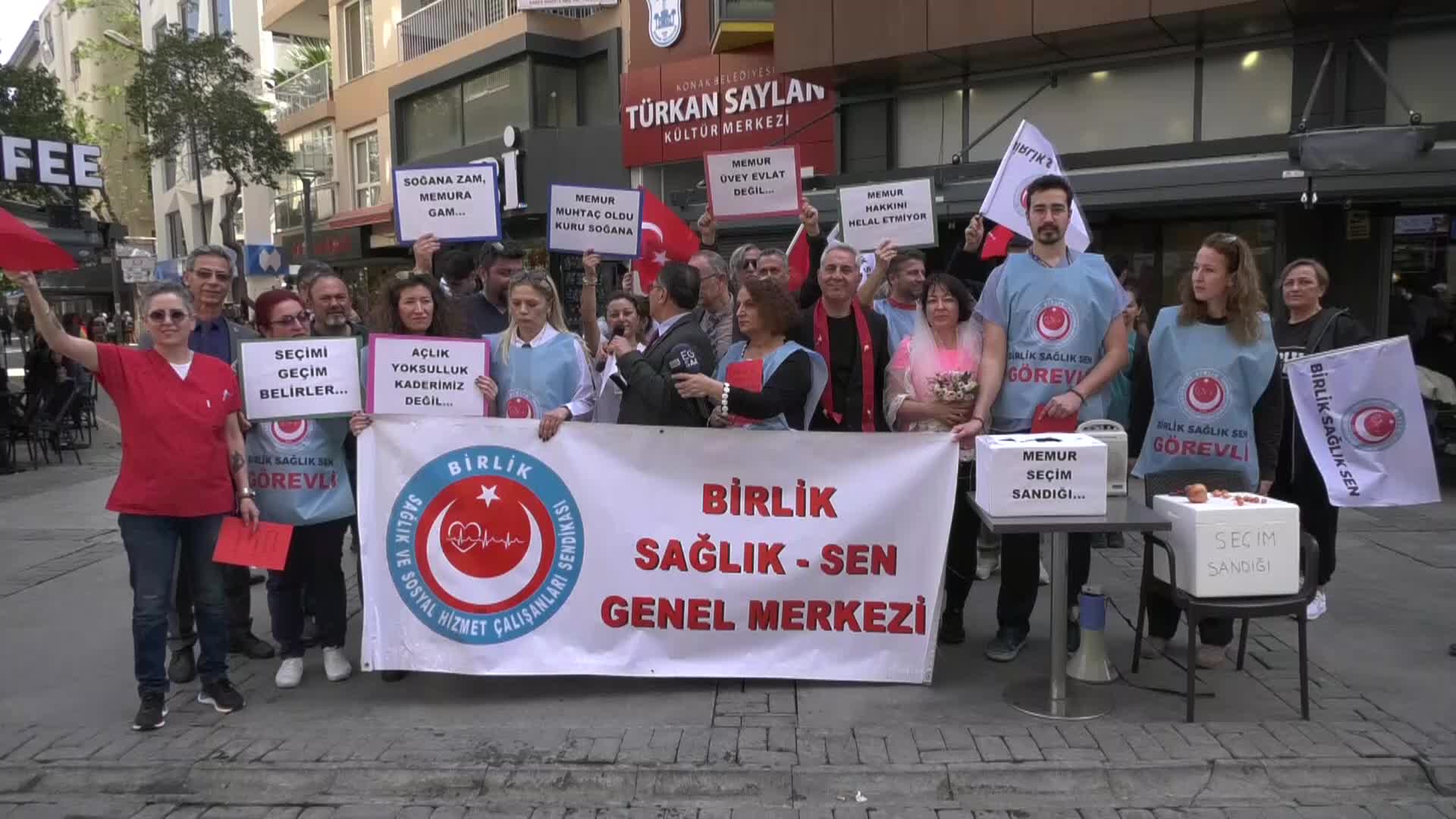 İZMİR'DE MEMURLARDAN SEMBOLİK PROTESTO: GELİN VE DAMADA ALTIN YERİNE SOĞAN TAKTILAR