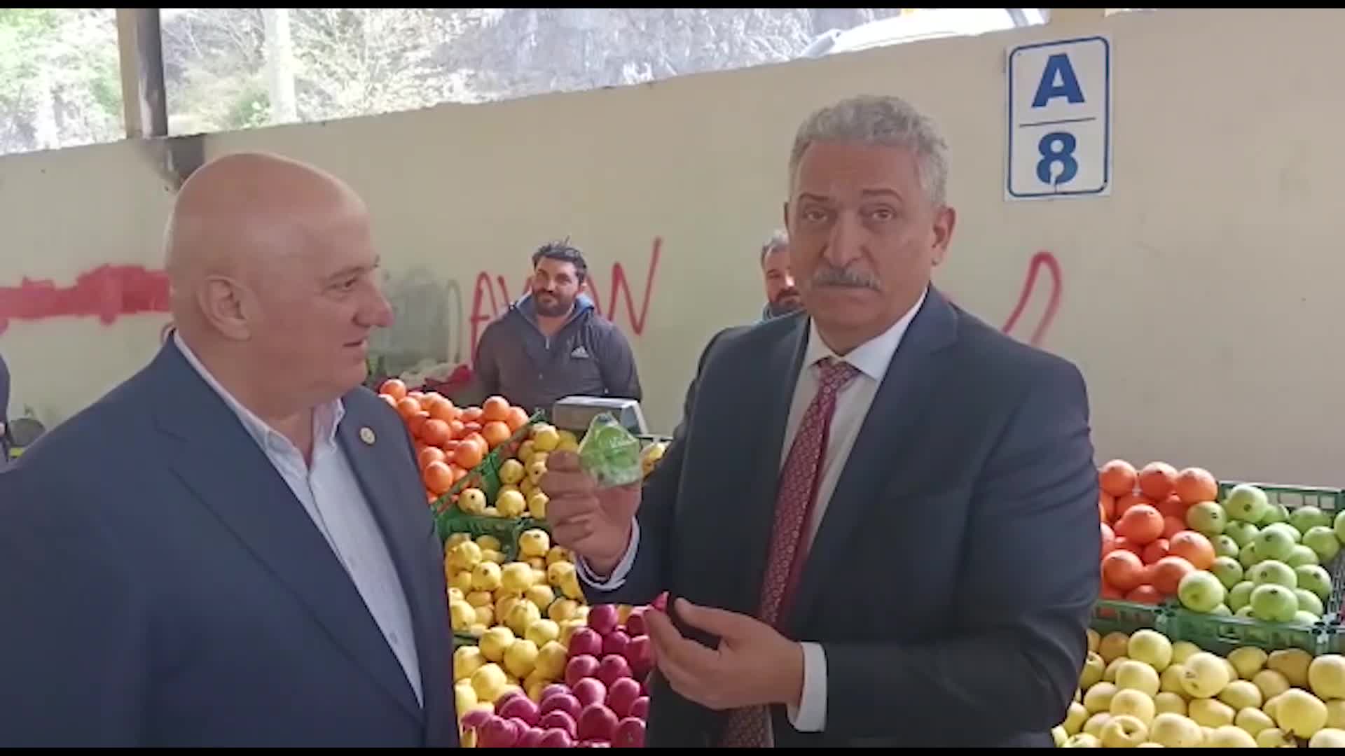 ARTVİN BORÇKA'DA PAZARCI, 40 TL'LİK İÇİNDE 8 ERİK BULUNAN PAKETLERE NAZAR BONCUĞU TAKTI