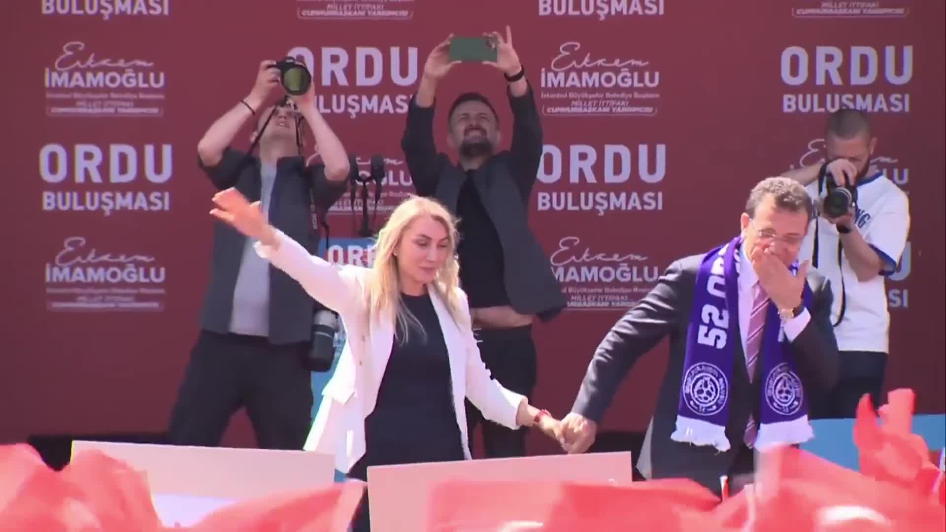 İMAMOĞLU'NDAN HÜKÜMETE: "DEPREM OLDUKTAN SONRA 48 SAAT NEREDEYDİNİZ? ERİŞİMİ KAPATIP İNSANLARIN BİRBİRİNE ULAŞIMINI KİM ENGELLEDİ? HUKUKEN HESABINI SORACAĞIZ"