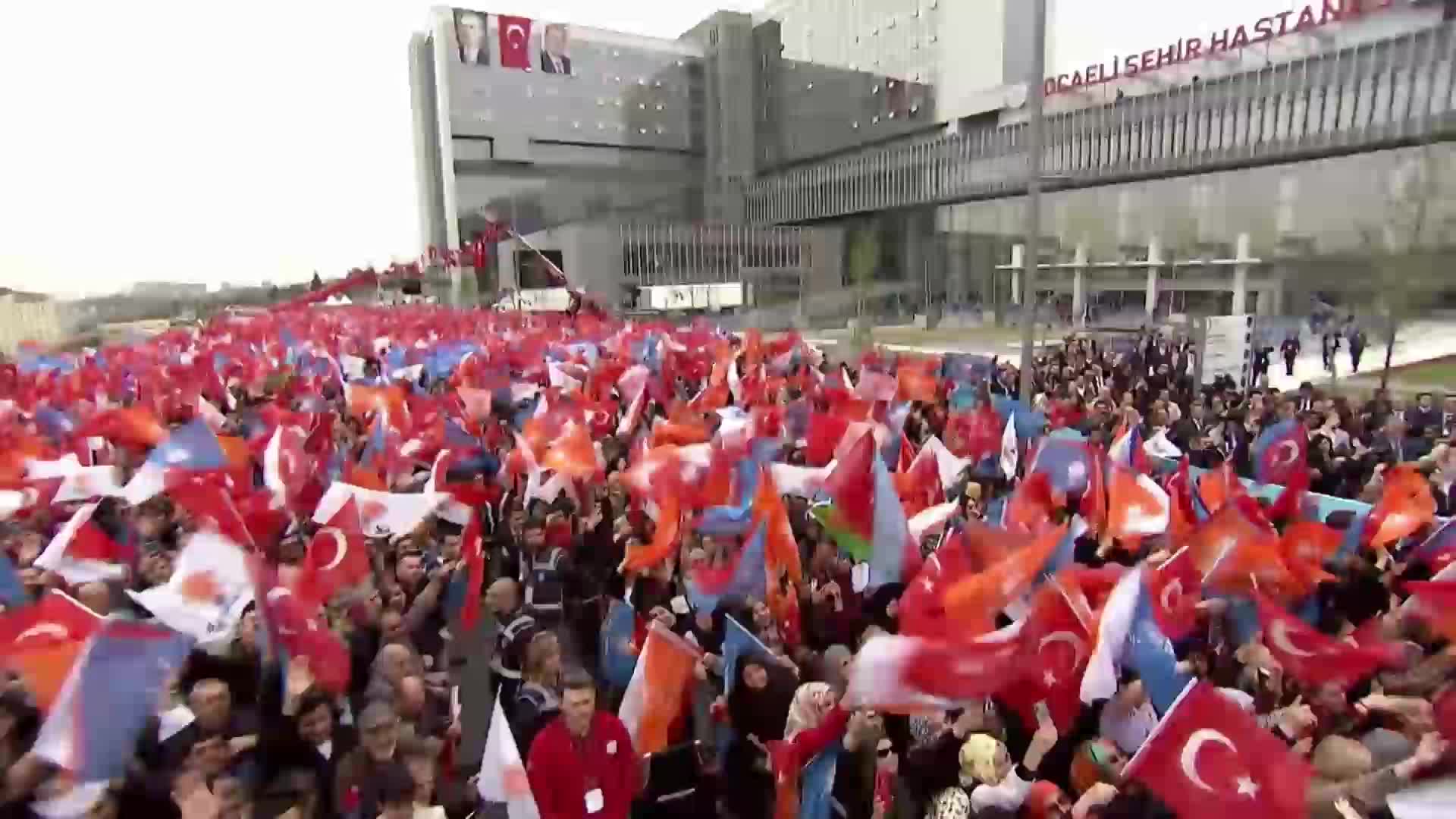 ERDOĞAN: “ONLAR NE KADAR KÜRT İSE BİZ O KADAR TÜRK’ÜZ… BİZDE AYRIM YOK. BİZDE BÖLÜCÜLÜK YOK”
