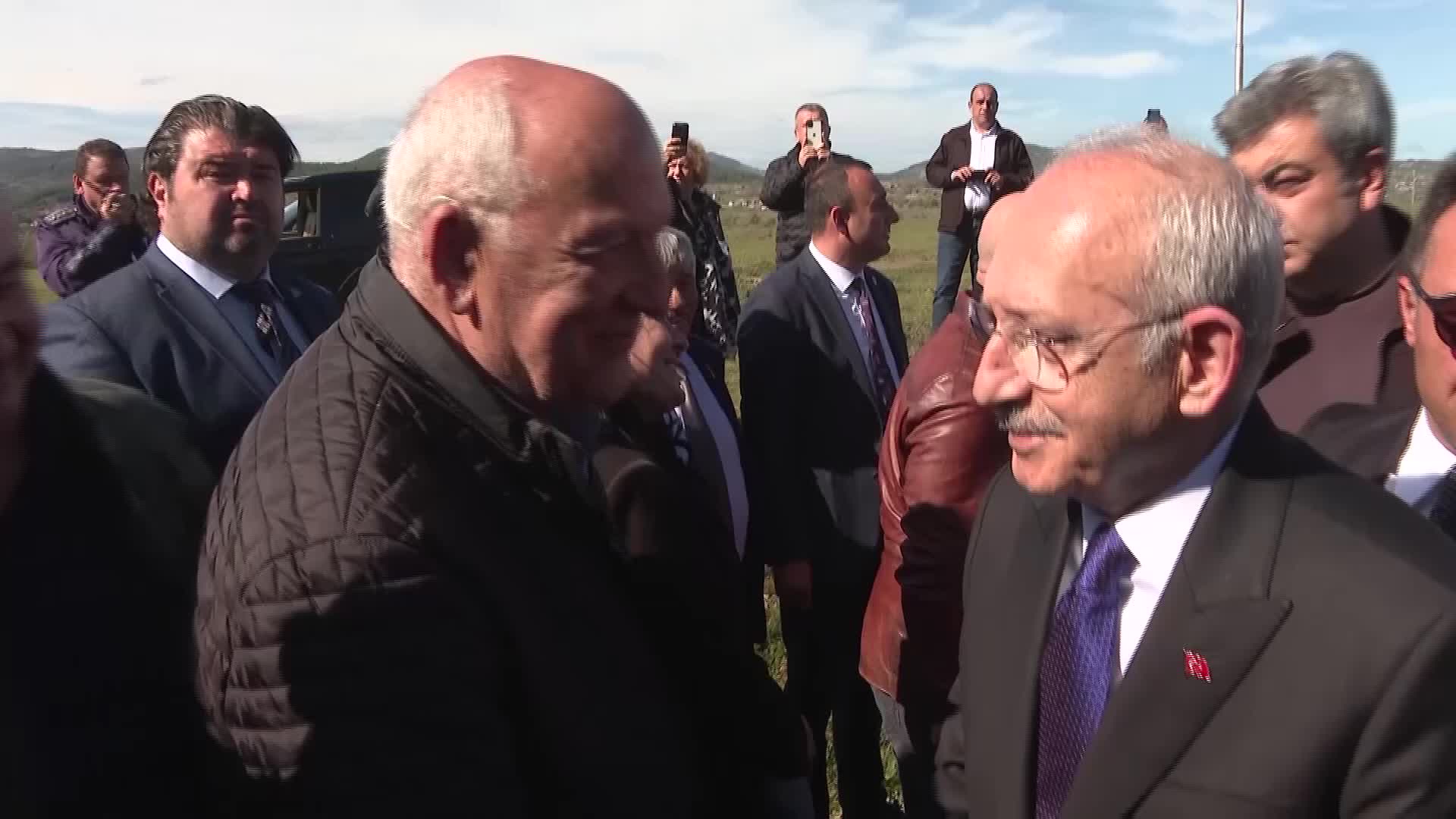 KILIÇDAROĞLU, BULGARİSTAN’DA TÜRKAN BEBEK ANITI'NI ZİYARET ETTİ; BİLEĞİNDEKİ MARTENİÇKAYI ANITTAKİ AĞACA BAĞLADI