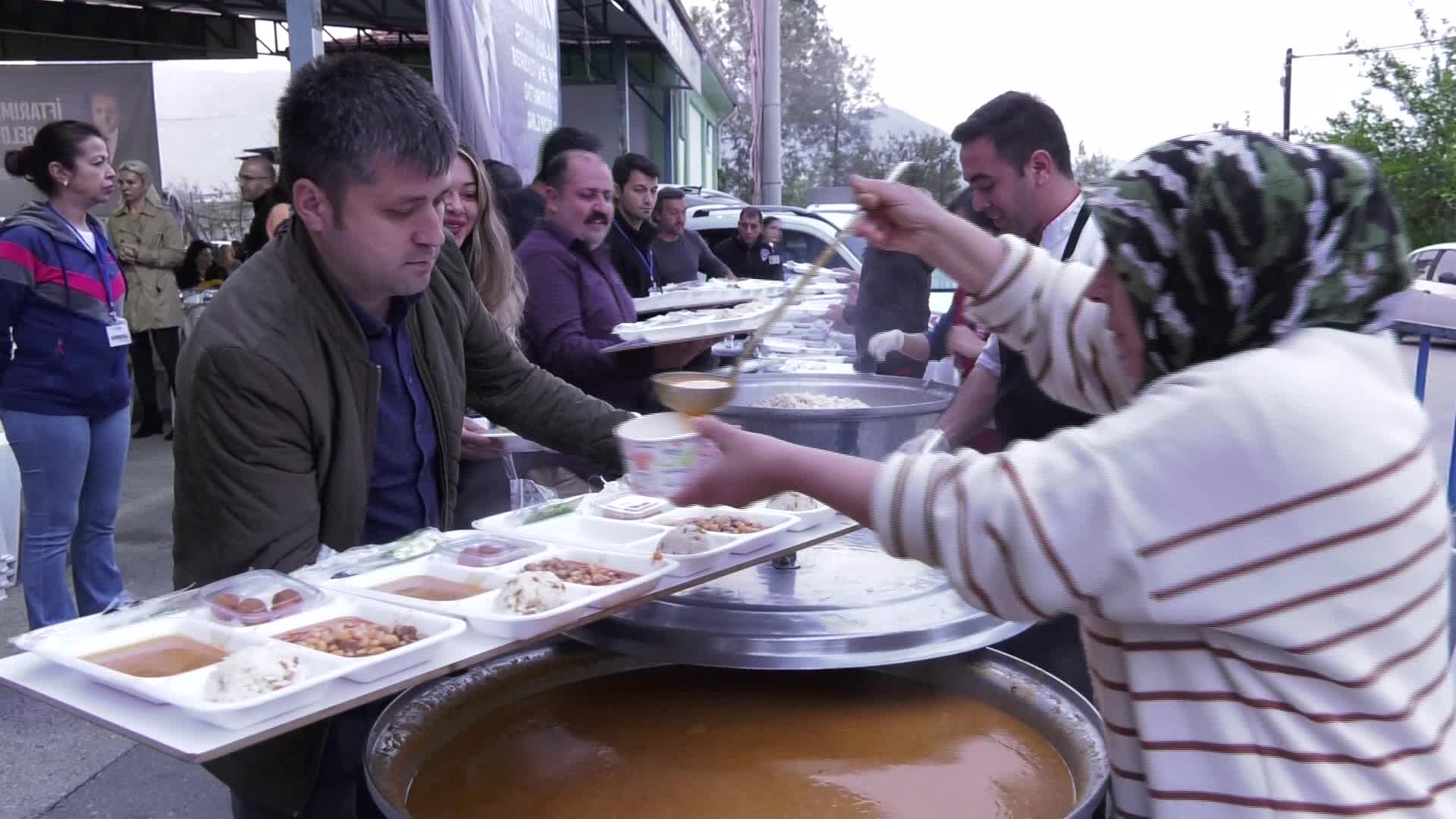 İFTARDA YURTTAŞLA BİR ARAYA GELEN KONYAALTI BELEDİYE BAŞKANI ESEN: “SOFRA HALKIN SOFRASI, BİZ ONLARIN MİSAFİRİYİZ”