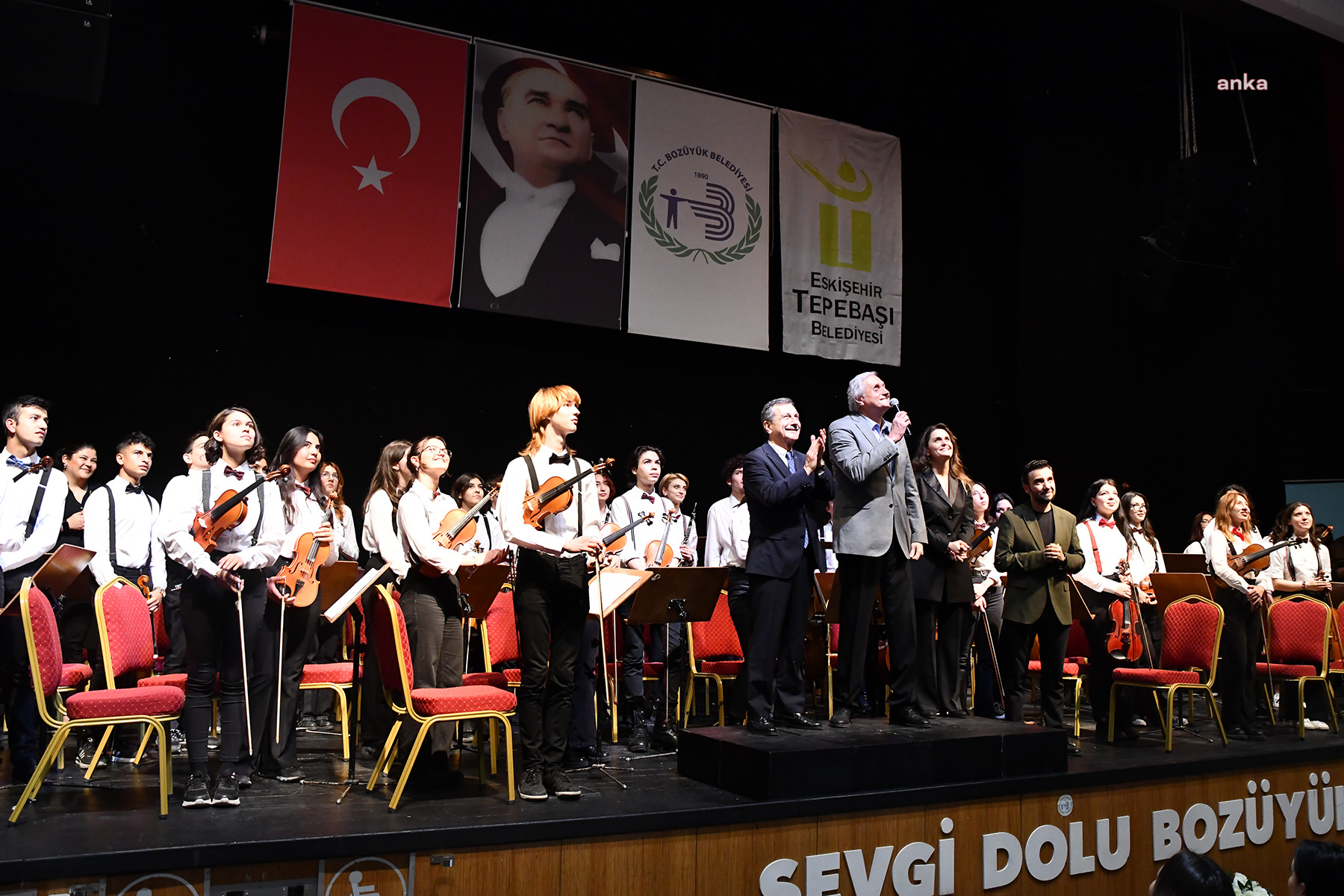 TEPEBAŞI BELEDİYESİ ÇOCUK VE GENÇLİK SENFONİ ORKESTRASI, BOZÜYÜKLÜ MÜZİKSEVERLERLE BULUŞTU