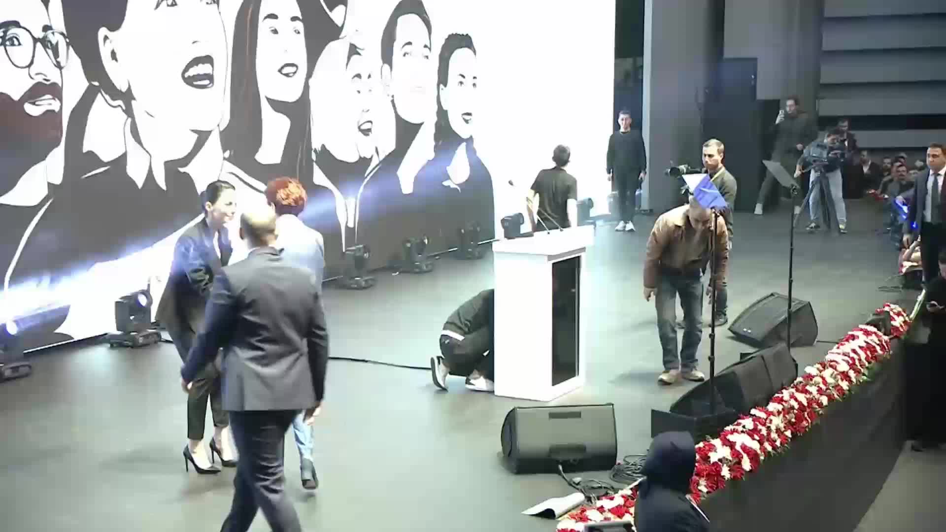 MERAL AKŞENER: “RECEP BEY, ‘ŞAHLANIYORUZ’ DEDİKÇE TÜRKİYE DİBE BATTI. ‘UÇUYORUZ’ DEDİKÇE TÜRKİYE UÇURUMUN KENARINA GELDİ. ‘BÜYÜYORUZ’ DEDİKÇE KRİZLER YUMAĞI DAHA DA DERİNLEŞTİ”