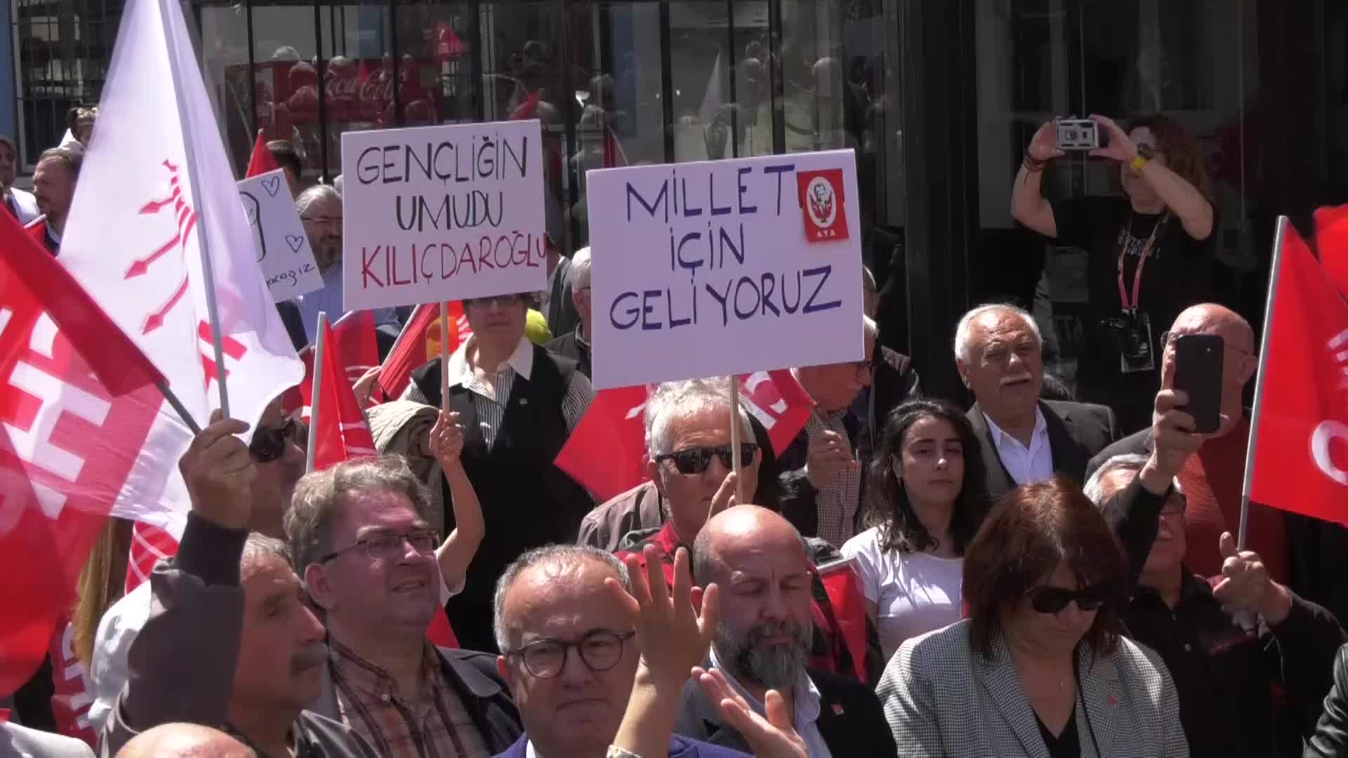 CHP İZMİR, BİR GÜNDE DÖRT SEÇİM OFİSİ AÇTI. İL BAŞKANI ASLANOĞLU: "21 YILDIR ATATÜRK’Ü AĞZINA ALMAYANLAR BİZE ATATÜRK DERSİ VERMEYE ÇALIŞIYORLAR"