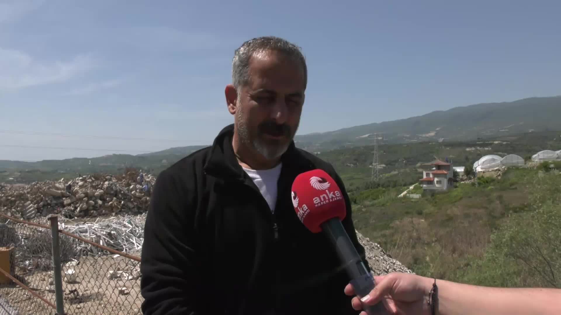 SAMANDAĞLI DEPREMZEDE: “ZEYTİN VE PORTAKAL BAHÇELERİMİZİN SUYUNU KARŞILAYAN DERENİN ÜZERİNE ZEHİR YÜKLÜ ASBESTLER DÖKÜLDÜ”