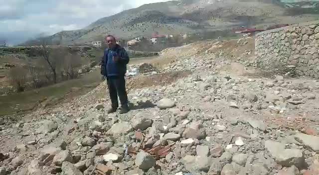 NURHAKLI DEPREMZEDE: “BİZE ‘EVİNİ YIKACAĞIZ, PASANI ATACAĞIZ’ DİYEN İNSANLAR, EVİ YIKIYOR, ONDAN SONRA DEMİRİNİ ALIP GİDİYOR, PASASINI BU ŞEKİLDE BIRAKIYOR”