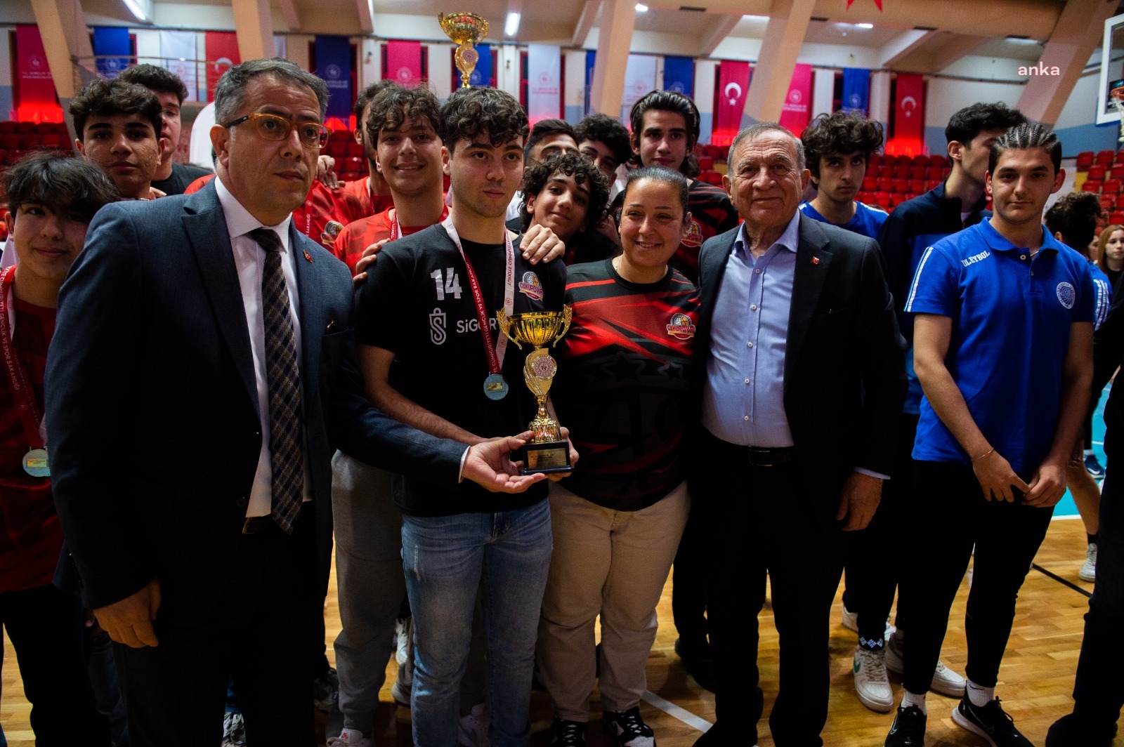 SEYHANLI VOLEYBOLCULAR MÜZEYE 6 KUPA DAHA GÖTÜRDÜ
