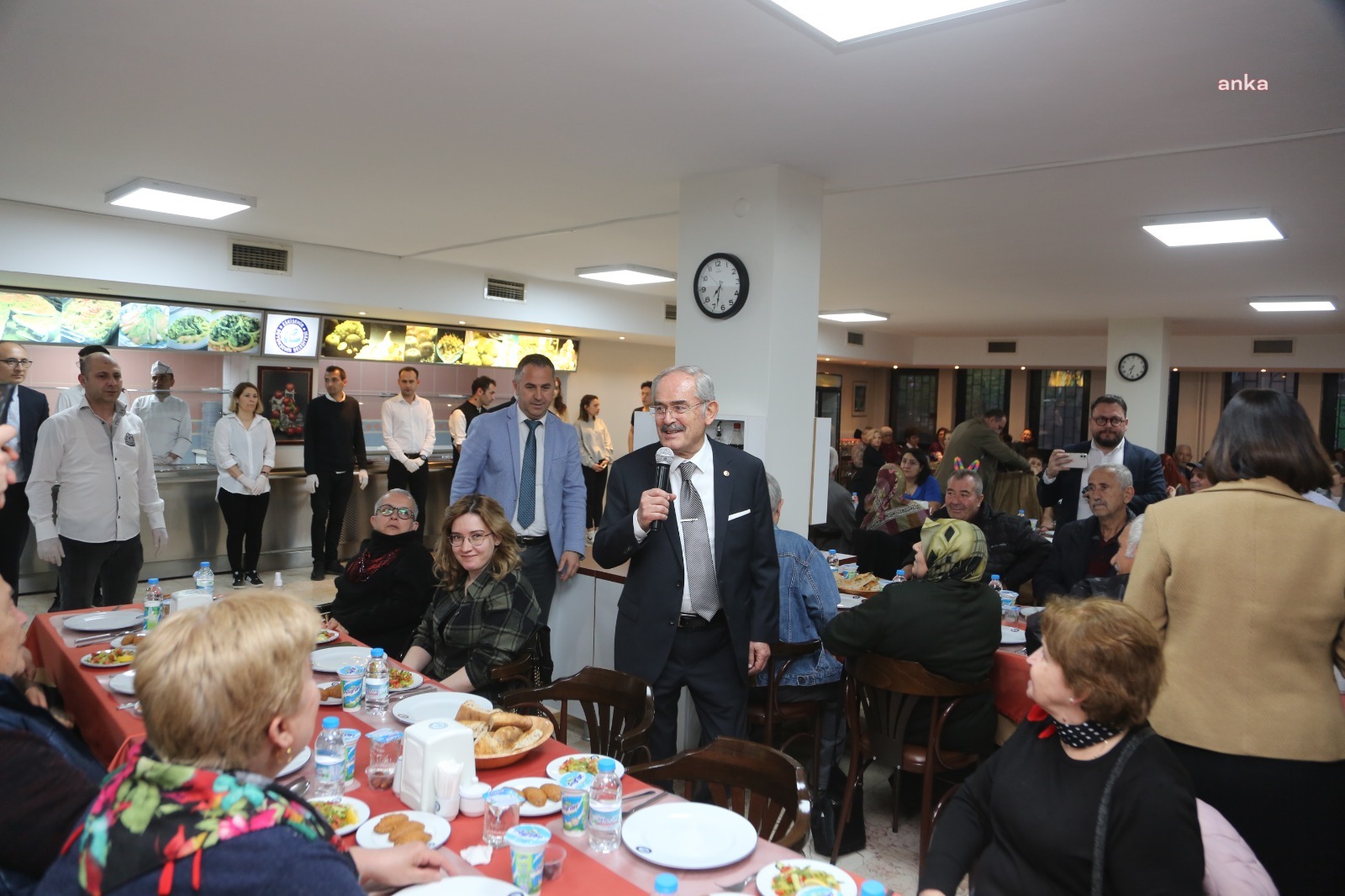 YILMAZ BÜYÜKERŞEN, ENGELLİ BİREYLERİ VE AİLELERİNİ İFTARDA AĞIRLADI
