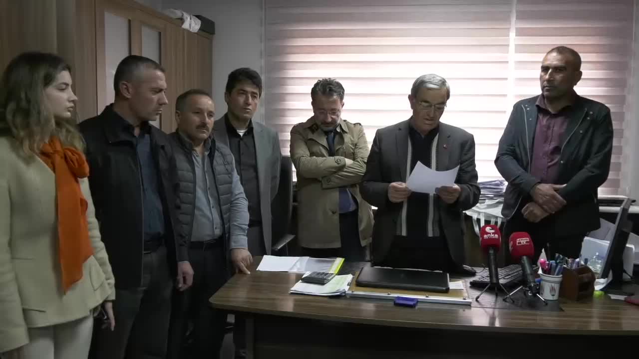 ÇORUM MERKEZ KÖY MUHTARLARI DERNEĞİ, AKP ÇORUM İL BAŞKANI'NA SALDIRI İDDİASIYLA TUTUKLANAN 3 MUHTARIN SALIVERİLMESİNİ İSTEDİ