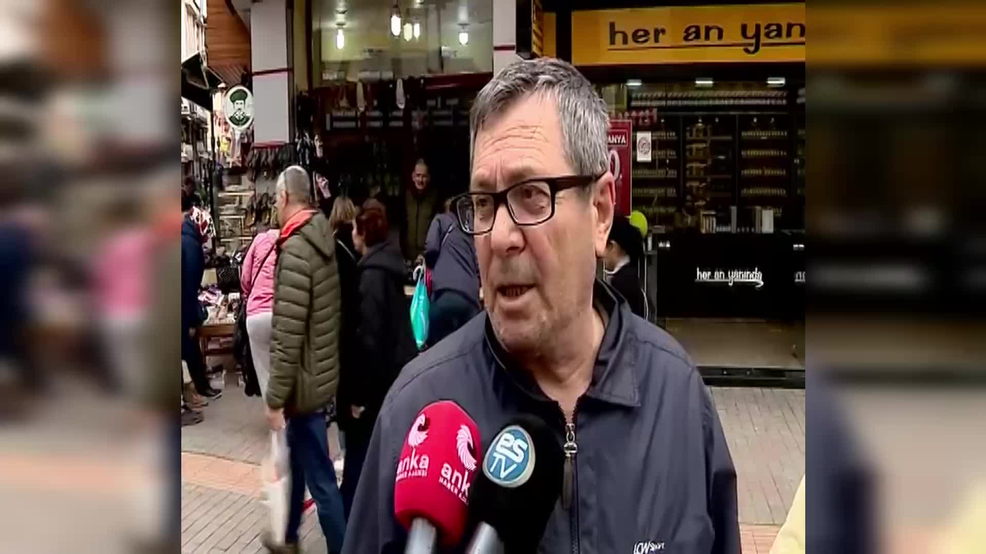 BAYRAM ALIŞVERİŞİNE ÇIKAN ESKİŞEHİRLİ VATANDAŞ: "ESKİDEN MİSAFİRLERİMİZE BAKLAVA, ŞEKER ALIRDIK. ŞİMDİ ALIRKEN DÜŞÜNÜYORUZ"