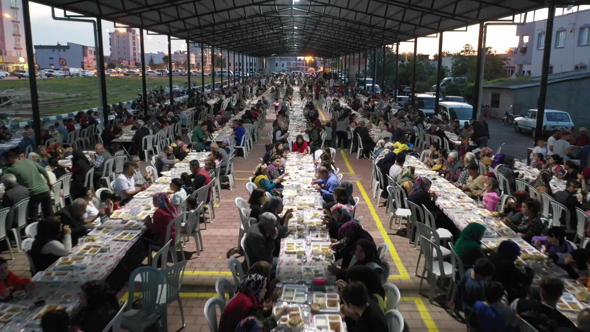 ADANA BÜYÜKŞEHİR'DEN İMAMOĞLU İLÇESİNDE İFTAR PROGRAMI
