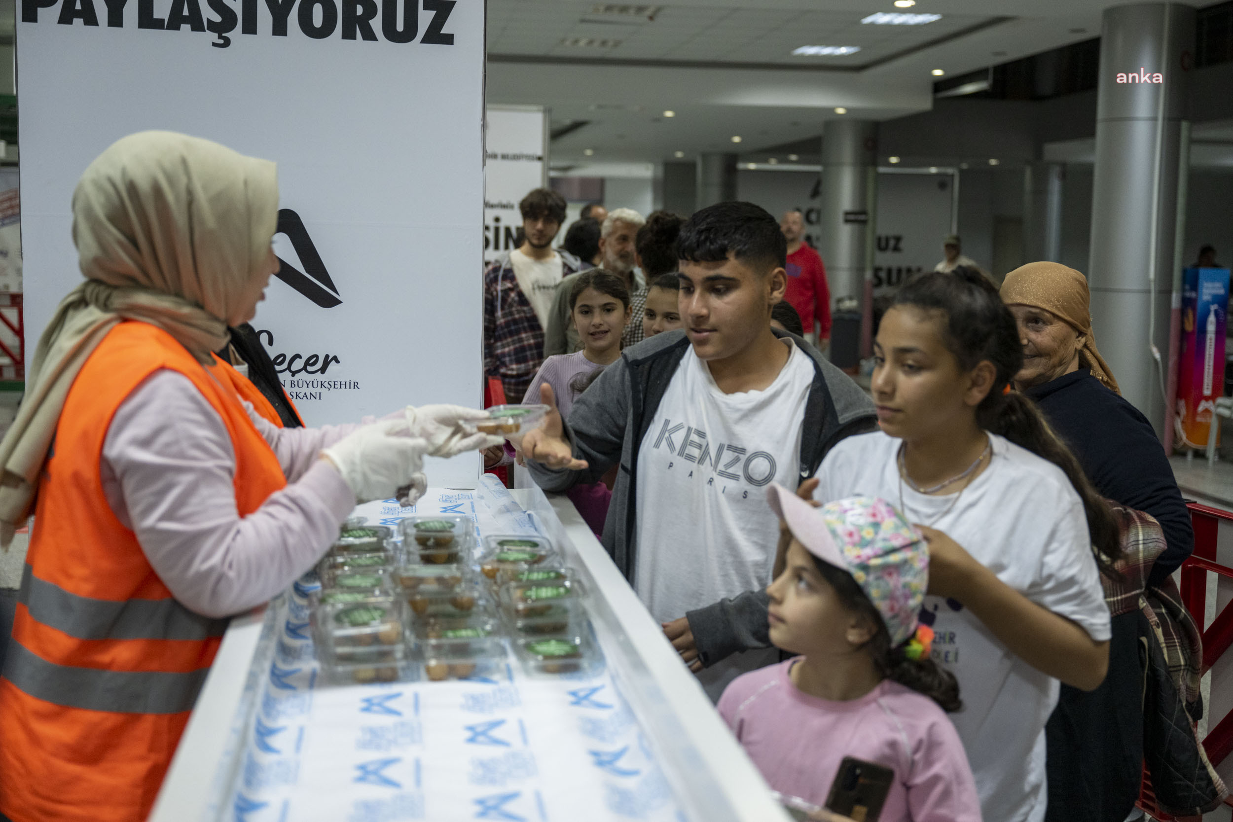 MERSİN BÜYÜKŞEHİR, KADİR GECESİ’NDE 10 BİN PAKET LOKMA TATLISI DAĞITTI
