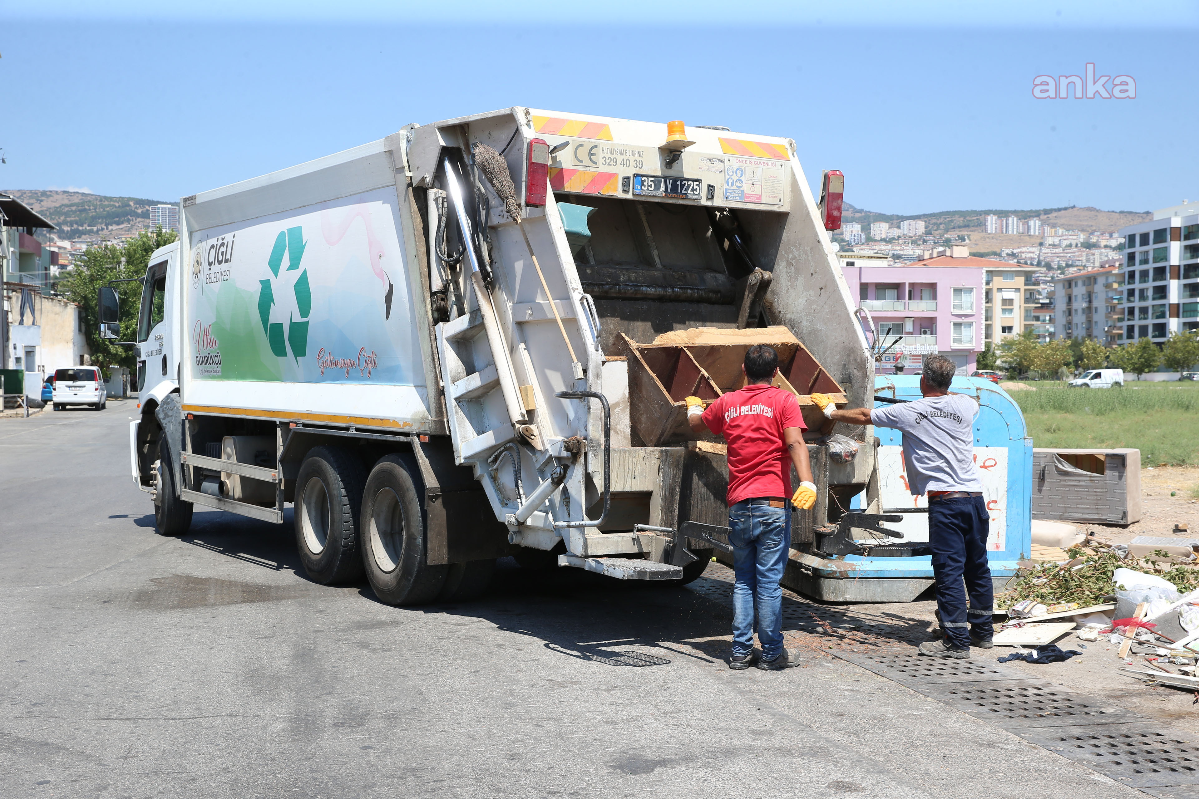 ÇİĞLİ BELEDİYESİ EKİPLERİ GÜNDE 85 TON MOLOZ TOPLUYOR