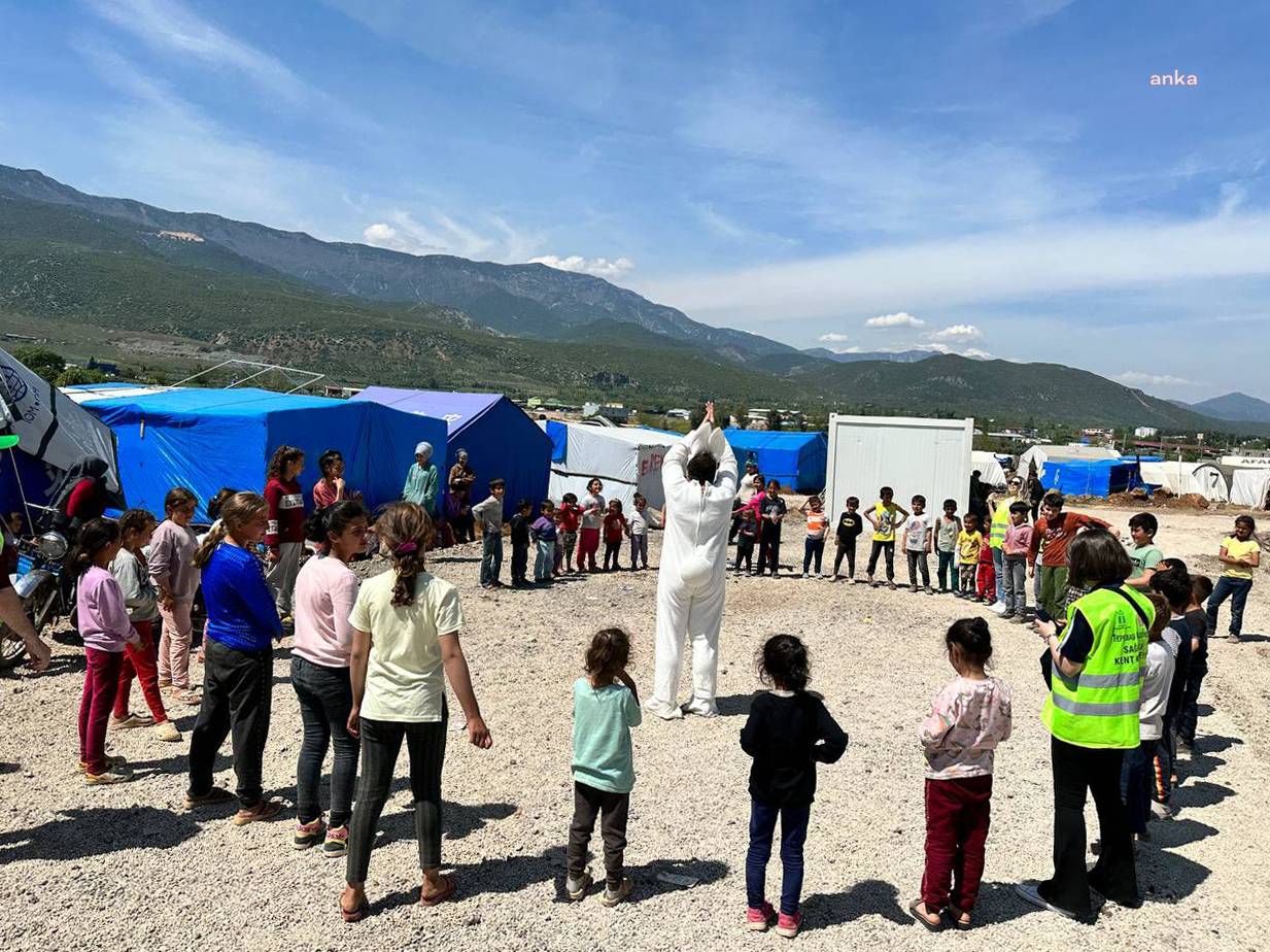 TEPEBAŞI'NDA 'UMUDU TAŞIYORUZ' KAMPANYASIYLA TOPLANAN OYUNCAKLAR, DEPREM BÖLGESİNDEKİ ÇOCUKLARIN YÜZÜNÜ GÜLDÜRDÜ