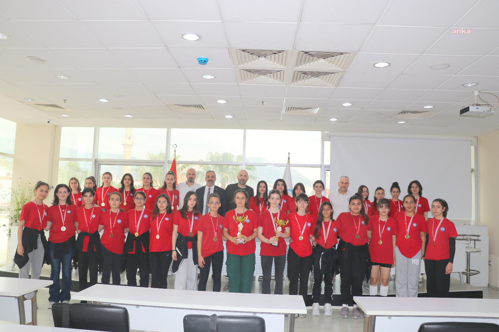 İLÇELİ VOLEYBOLCULARDAN SÖKE BELEDİYESİ’NE ZİYARET