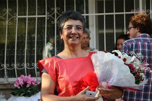 ‘İŞİMİZİ GERİ İSTİYORUZ’ EYLEMİ YAPAN ACUN KARADAĞ GÖZALTINA ALINDI, ‘FAŞİZM VE DİKTATÖRLÜK’ KİTABINA EL KONULDU