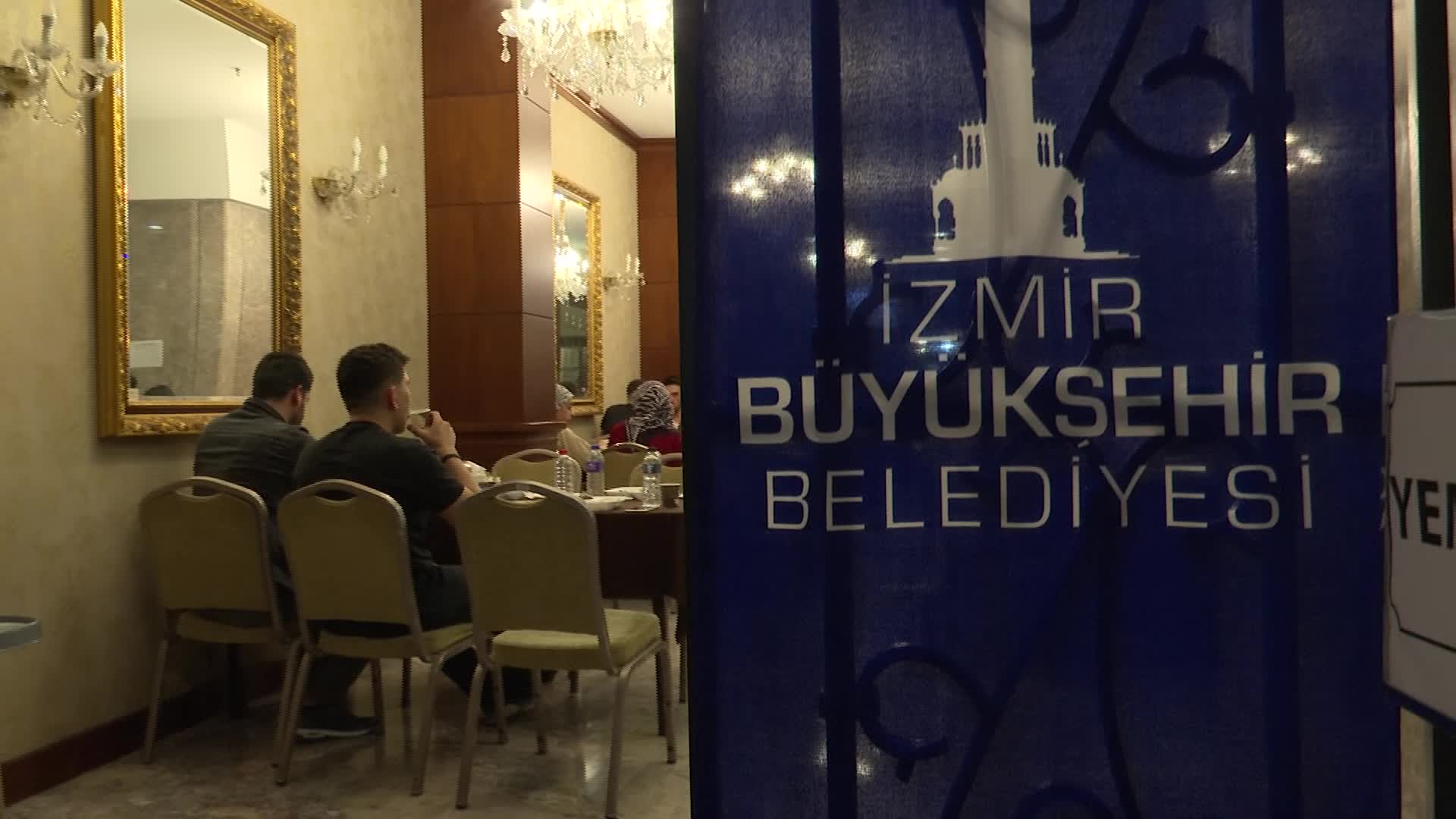 TUNÇ SOYER, İZMİR'DEKİ DEPREMZEDELERLE SAHURDA BULUŞTU: “YERİNİZE KENDİMİ KOYARAK ELİMDEN NE GELİYORSA YAPACAĞIM”