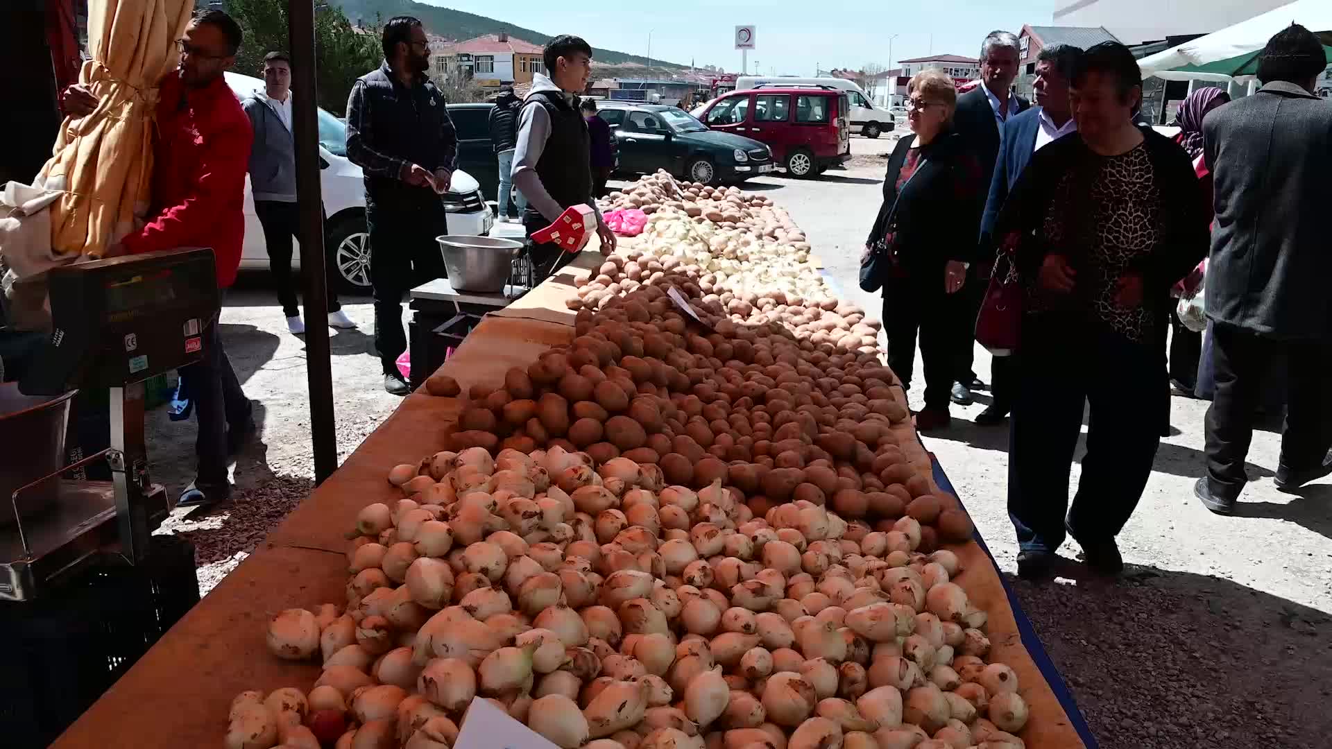 YOZGATLI PAZARCILAR: "BURADA PATATES 10 LİRA. EĞER SOĞAN VE PATATESİ DEPOLAMASAYDIK VATANDAŞ BUGÜN PATATESİ 20 LİRAYA YİYECEKTİ"