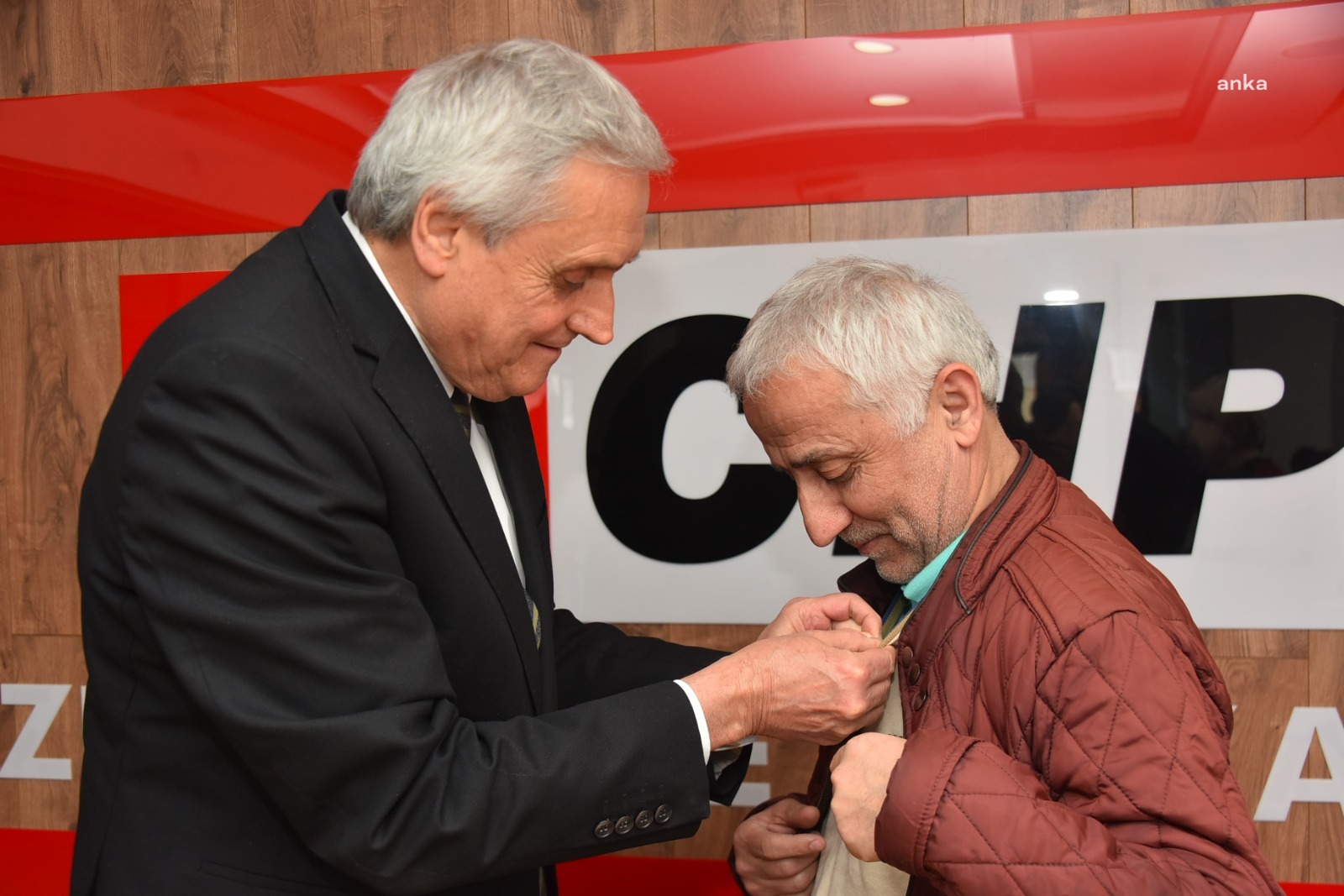 BOZÜYÜK’TE CHP’YE YENİ ÜYE OLANLARA ROZETLERİ TAKILDI