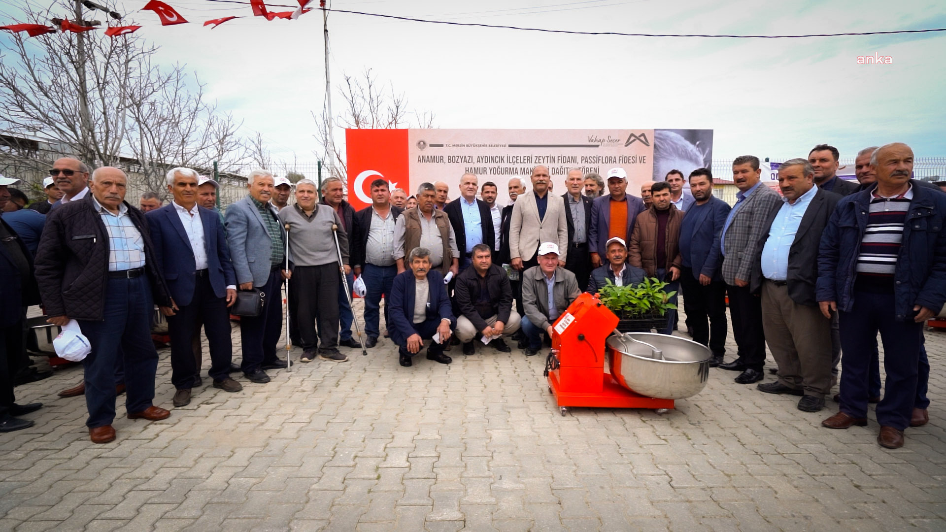 MERSİN BÜYÜKŞEHİR'DEN ANAMURLU ÜRETİCİLERE ZEYTİN VE PASSİFLORA FİDANI DESTEĞİ