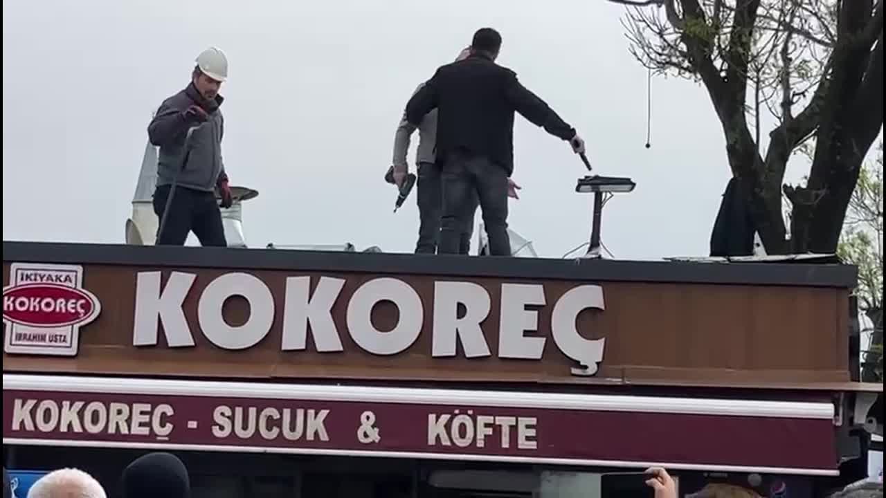 ÜSKÜDAR MEYDANI'NDAKİ KAÇAK YAPILARI YIKMAYA GİDEN ZABITA EKİPLERİNE SİLAH ÇEKİLDİ