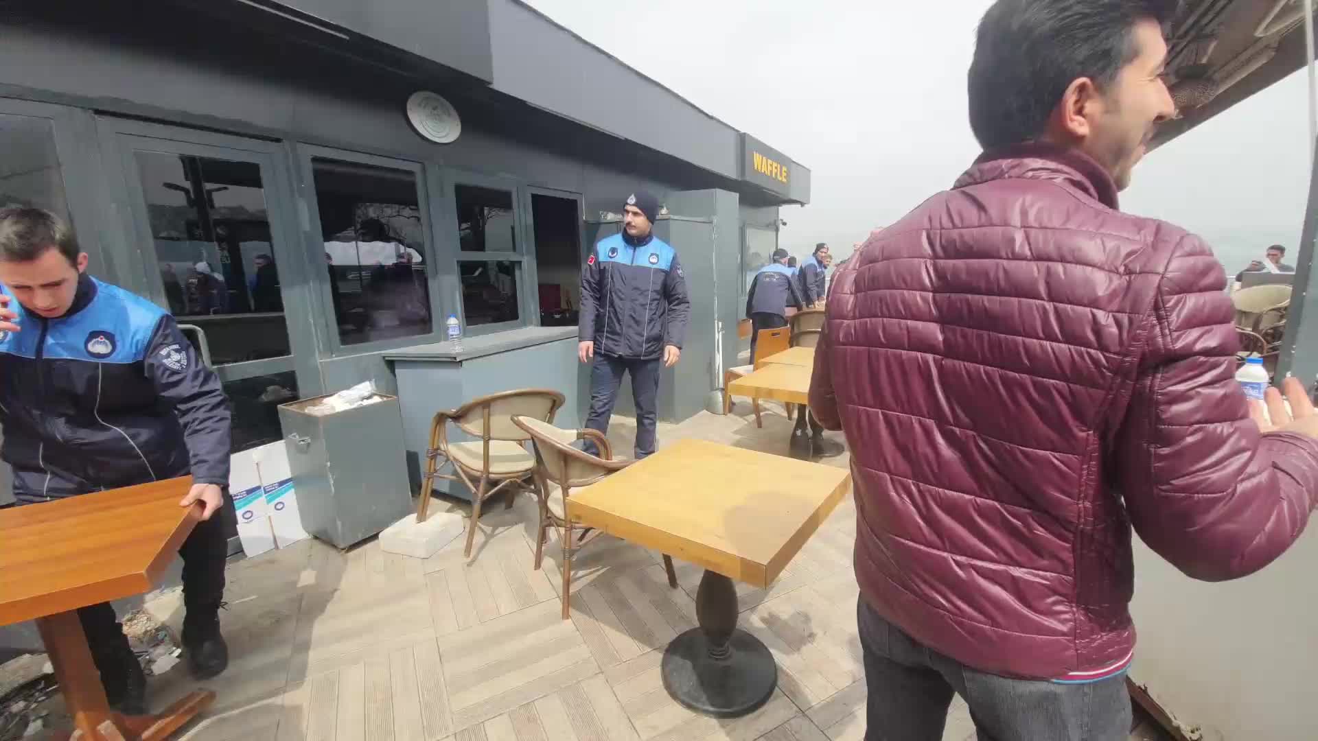 ÜSKÜDAR MEYDANI’NDAKİ KAÇAK YAPILARIN YIKIMINA BAŞLANDI
