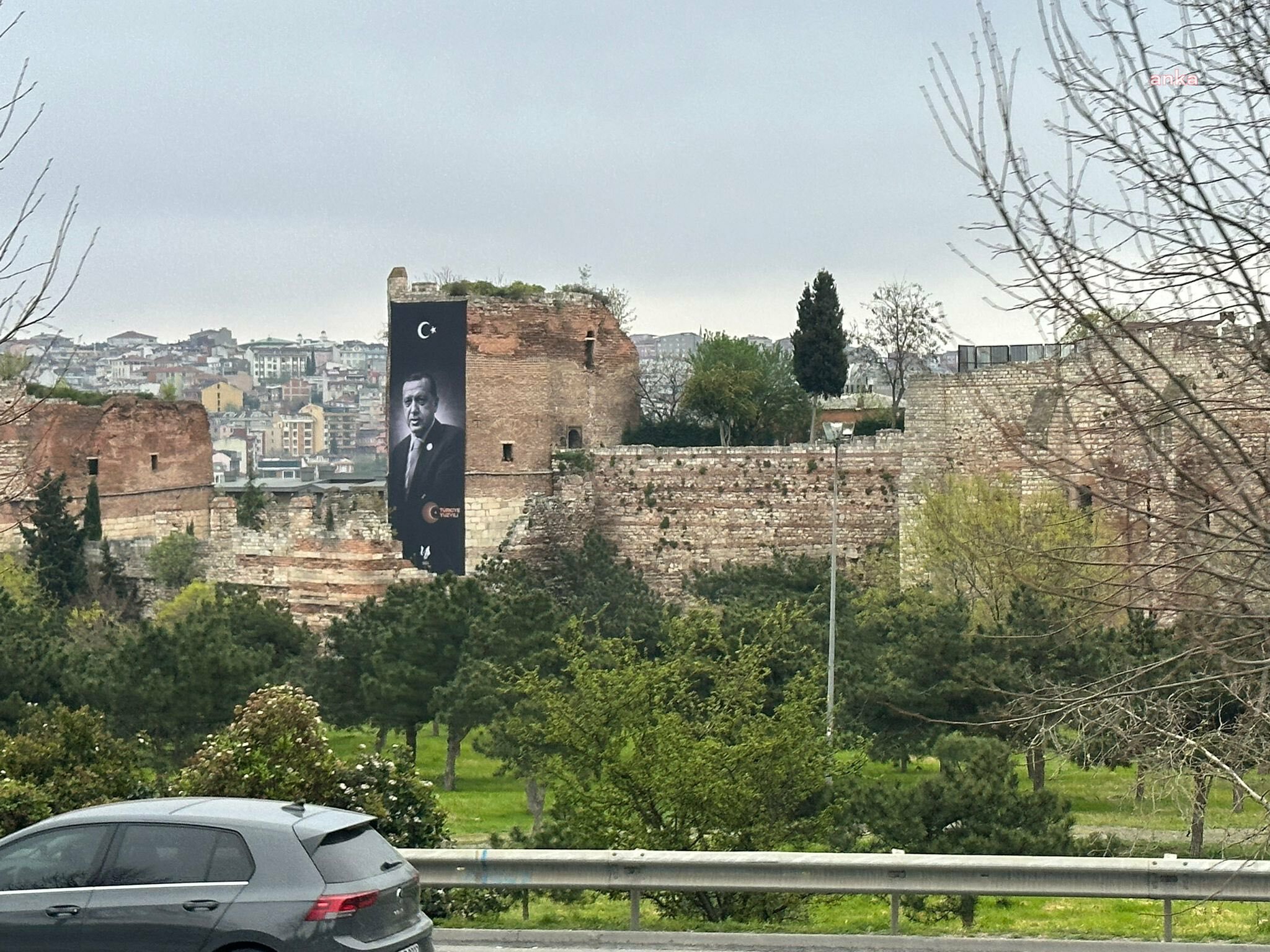 KAFTANCIOĞLU’NDAN TARİHİ SURA DEV ERDOĞAN POSTERİ ASILMASINA TEPKİ: “İTİRAZLARIMIZI YAPACAĞIZ. YASAYA UYGUN DAVRANMAZLARSA EĞER NE YAPACAĞIMIZI DA BİLİYORUZ”