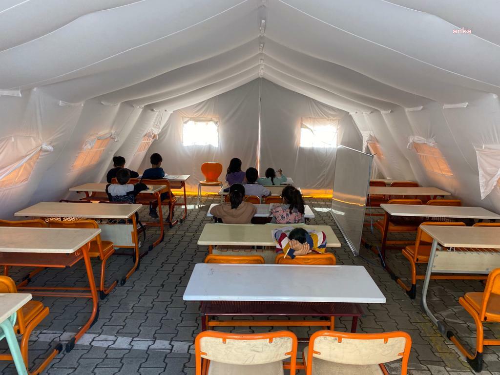 EĞİTİM-İŞ'TEN DEPREM RAPORU:  “2 MİLYON 400 BİN CİVARINDA ÖĞRENCİ EĞİTİM ALAMADI, ÖĞRENCİLERİ ARAYIP ‘OKULA GELİN’ DİYEN BİR YÖNETİCİLERİ BİLE YOK"