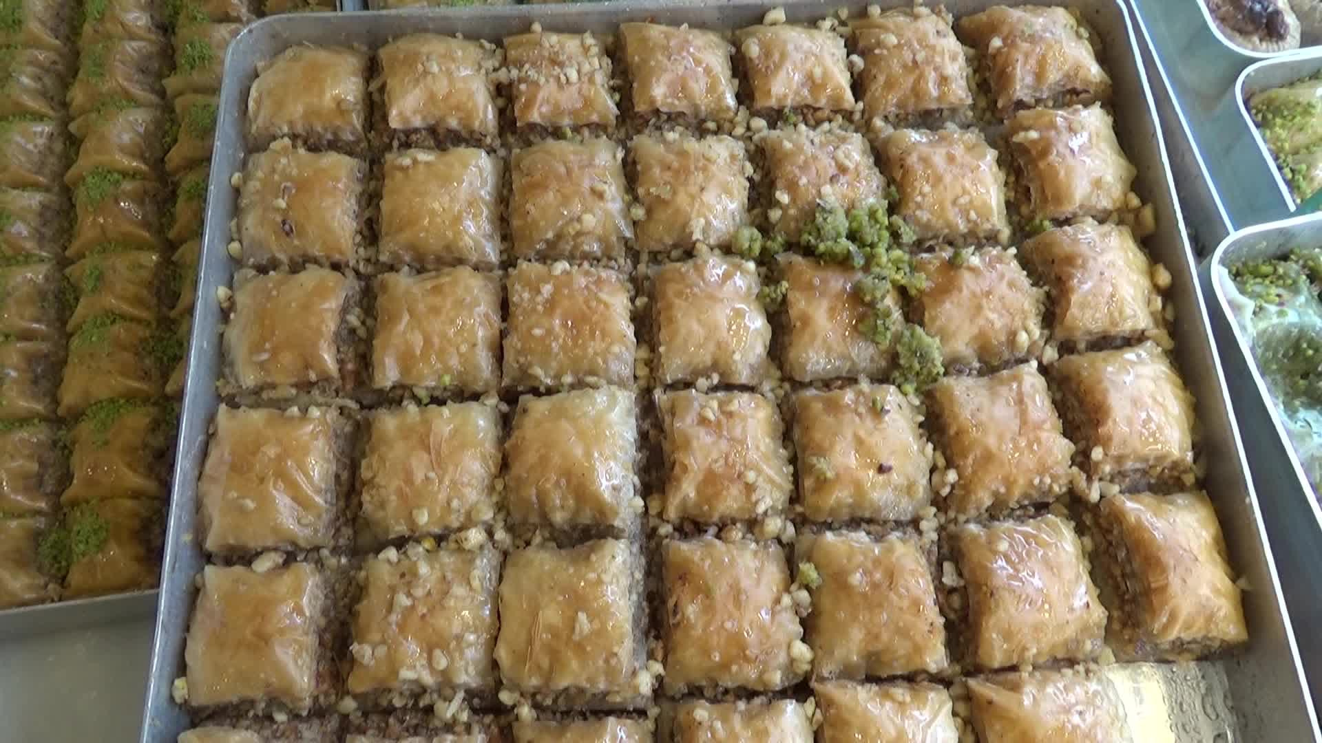 EDİRNELİ BAKLAVACI: “25 SENEDİR BURADAYIM, BEN BÖYLE BERBAT BİR İŞ GÖRMEDİM. BİR KİLO BAKLAVA, EN UCUZU 100 LİRA”