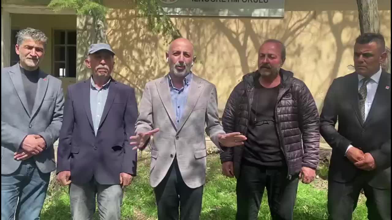 ALİ ÖZTUNÇ, AŞIK MAHZUNİ ŞERİF’İN KÖYÜNDE VATANDAŞLARIN HARABEYE DÖNMÜŞ OKULDA OY KULLANMAK ZORUNDA BIRAKILMASINA TEPKİ GÖSTERDİ