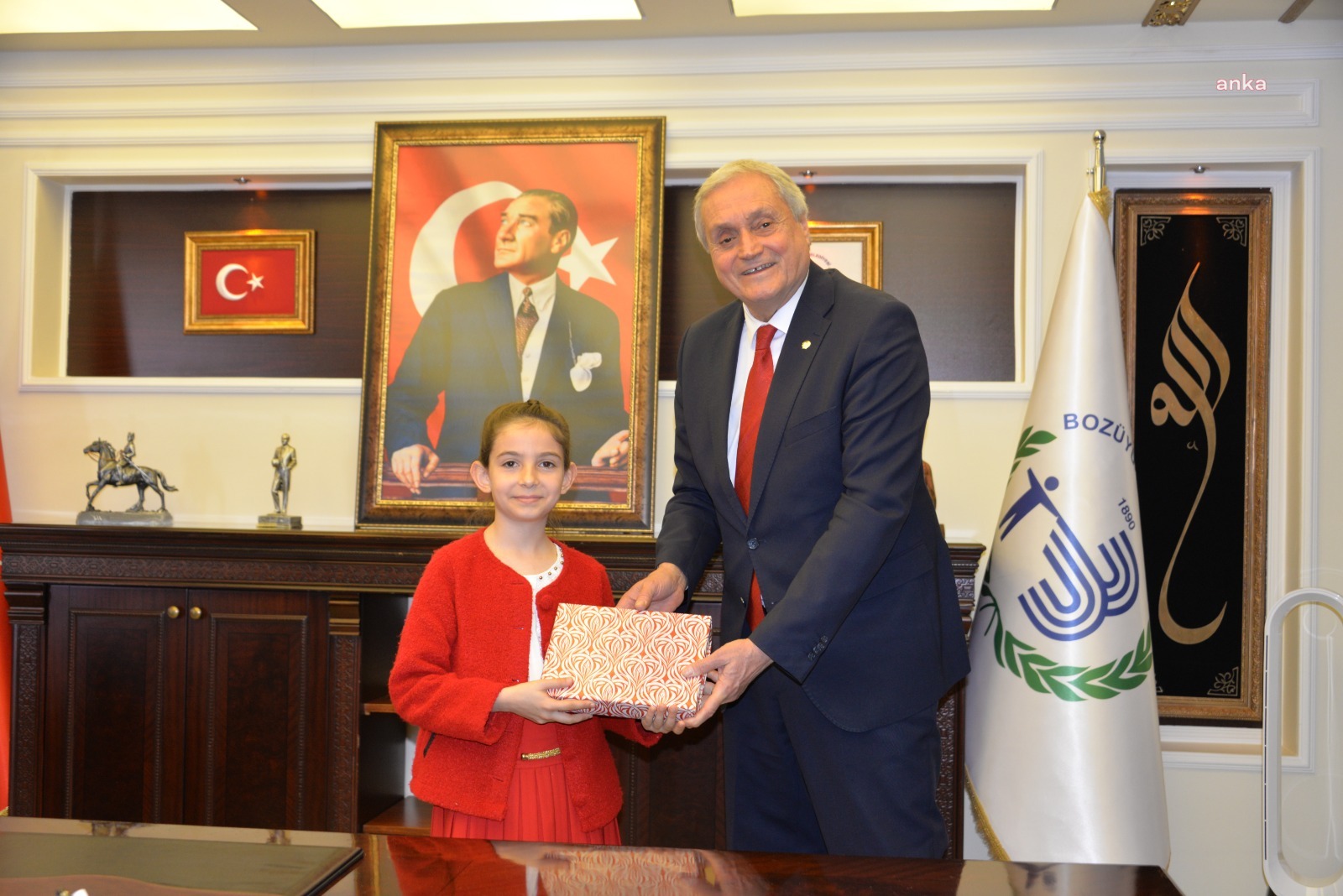 BOZÜYÜK BELEDİYE BAŞKANI BAKKALCIOĞLU, 23 NİSAN DOLAYISIYLA KOLTUĞUNU BAHAR EMİR’E BIRAKTI