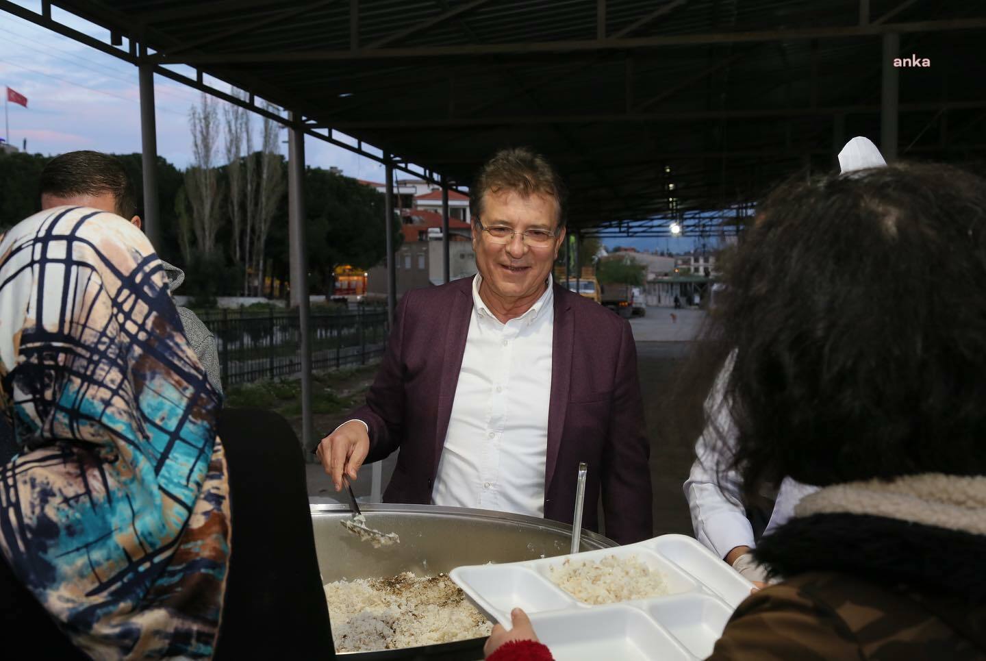 EDREMİT BELEDİYE BAŞKANI ARSLAN, TUZCUMURAT SAKİNLERİYLE İFTARDA BİR ARAYA GELDİ