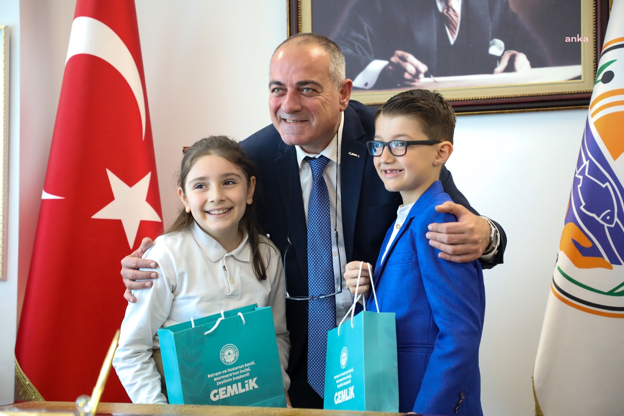 GEMLİK BELEDİYE BAŞKANI SERTASLAN, 23 NİSAN DOLAYISIYLA KOLTUĞUNU ÇOCUKLARA BIRAKTI