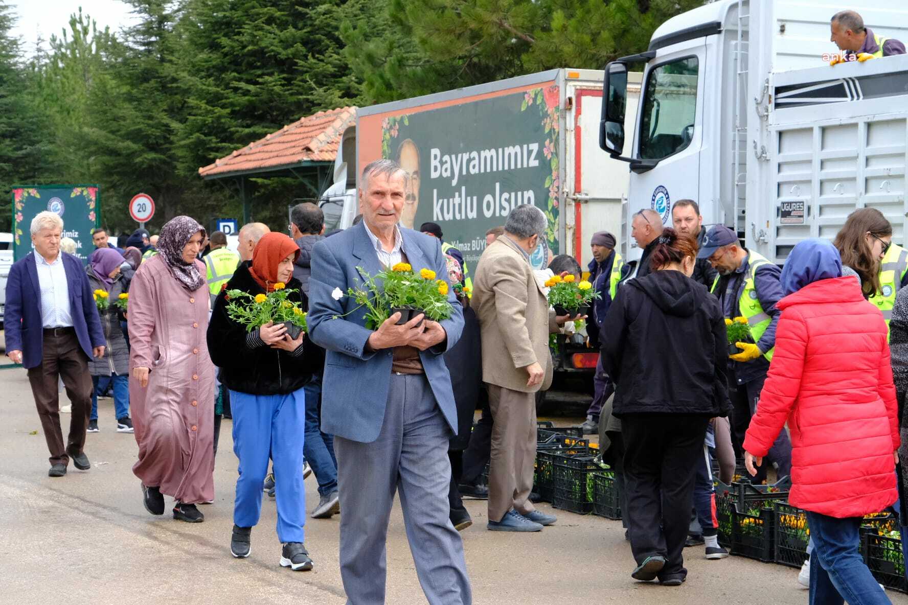 ESKİŞEHİR BÜYÜKŞEHİR, MEZARLIKLARDA ON BİNLERCE ÇİÇEK DAĞITTI
