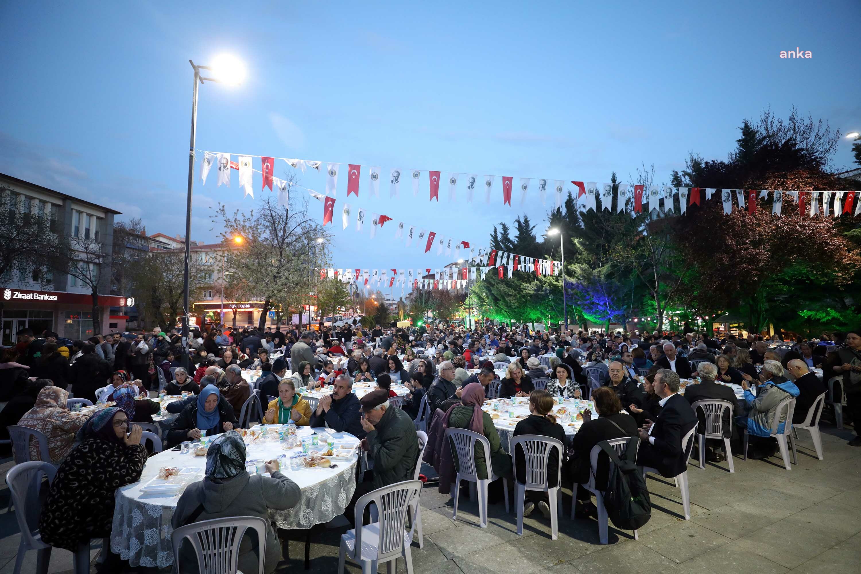 YENİMAHALLE BELEDİYESİ’NİN İFTAR SOFRASI RAGIP TÜZÜN PARKI’NDA KURULDU