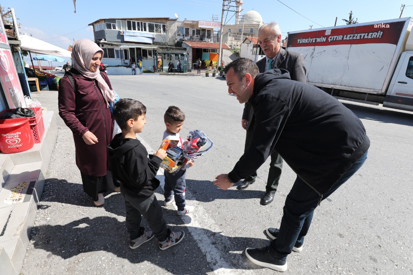 NARLIDERE BELEDİYESİ’NDEN ÇOCUKLARA BAYRAM HEDİYESİ