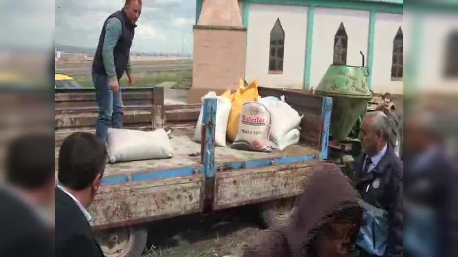 İZMİR BÜYÜKŞEHİR BELEDİYESİ'NDEN KARSLI ÇİFTÇİLERE TOHUM DESTEĞİ