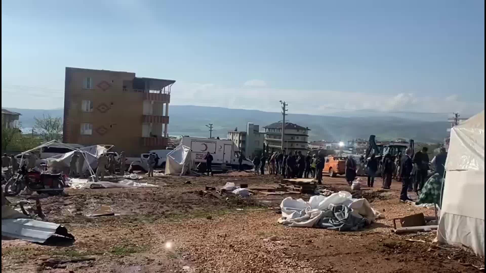 KAHRAMANMARAŞ PAZARCIK’TA DEPREMZEDELERİN KALDIĞI ÇADIRLAR FIRTINADA ZARAR GÖRDÜ