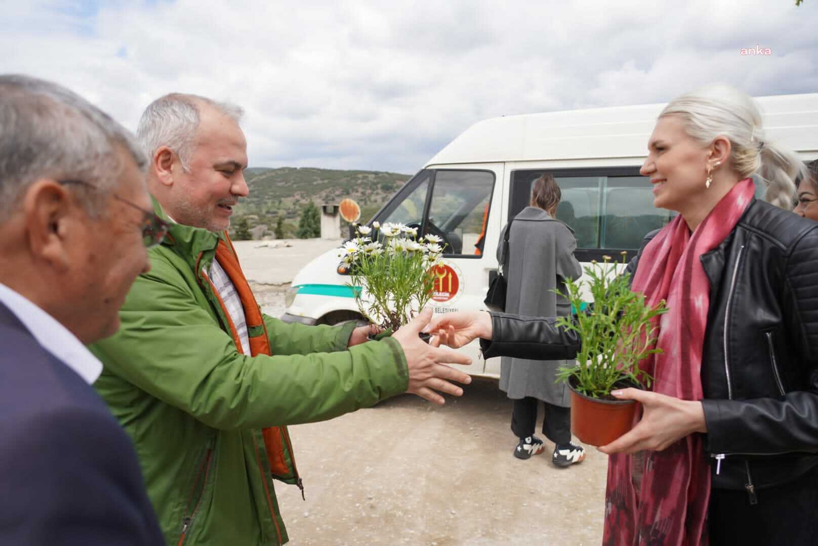 BİLECİK BELEDİYE BAŞKAN VEKİLİ SUBAŞI, MEZARLIK ZİYARETİNE GELEN VATANDAŞLARA ÇİÇEK HEDİYE ETTİ